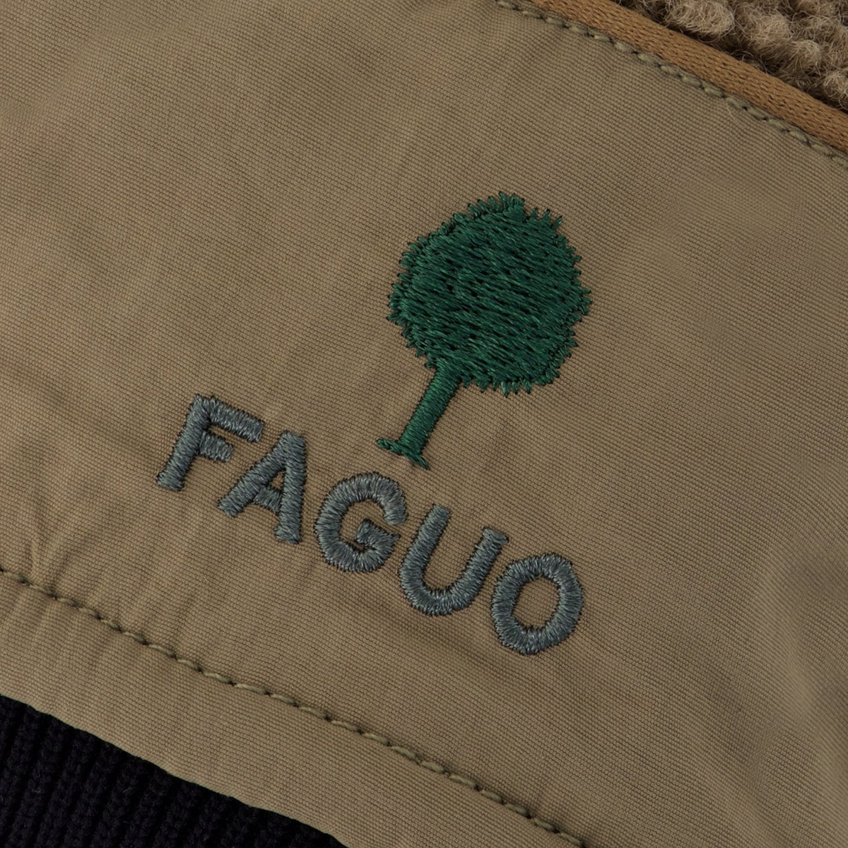 Gants Sherpa - Taupe - Faguo : détail du poignet taupe brodé d’un arbre vert et du logo FAGUO gris