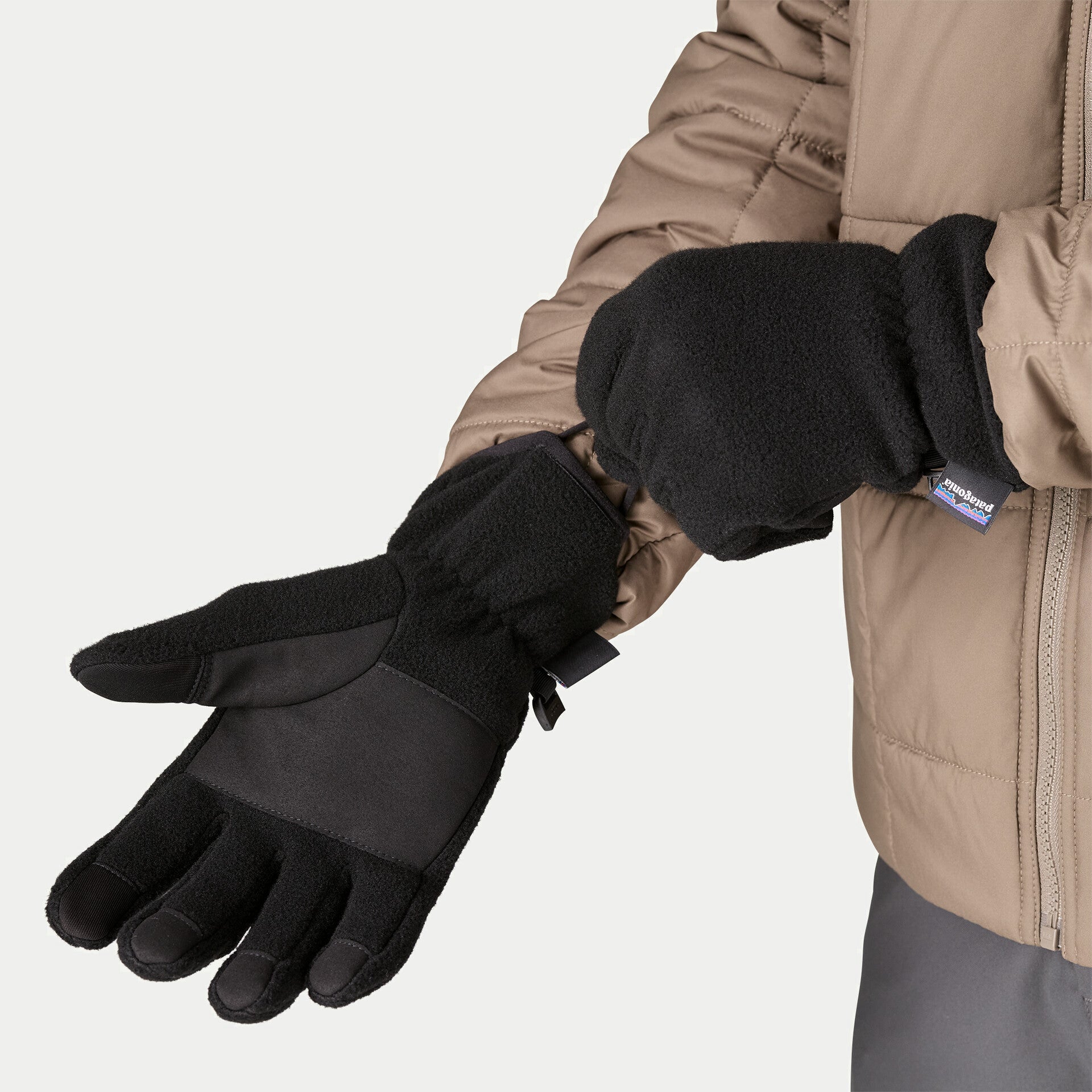 Gants Synchilla Fleece noirs Patagonia - vue portée, paume ouverte montrant les bouts de doigts tactiles et le renfort