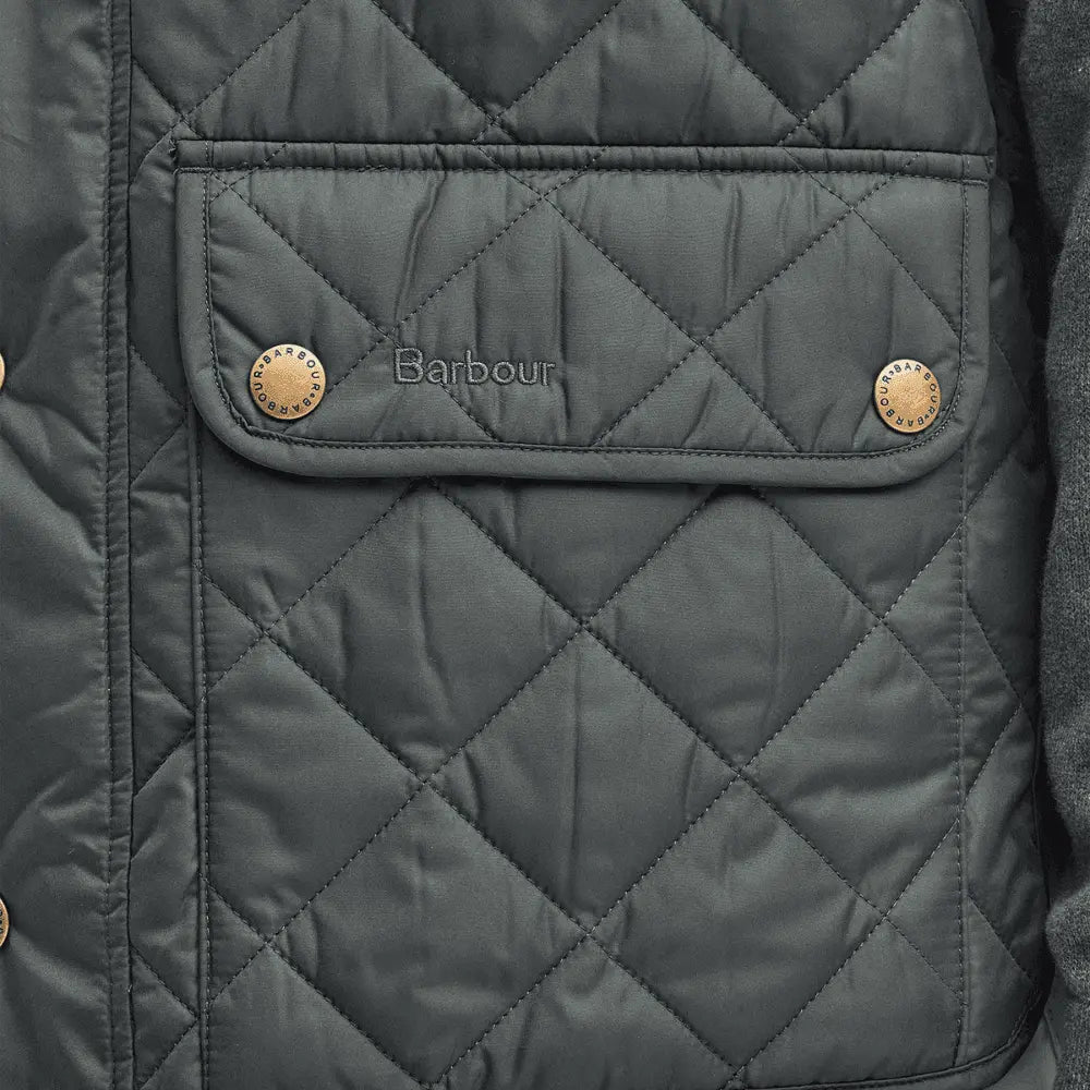 Poche à rabat du gilet Lowerdale Sage, broderie Barbour ton sur ton et pressions laiton doré