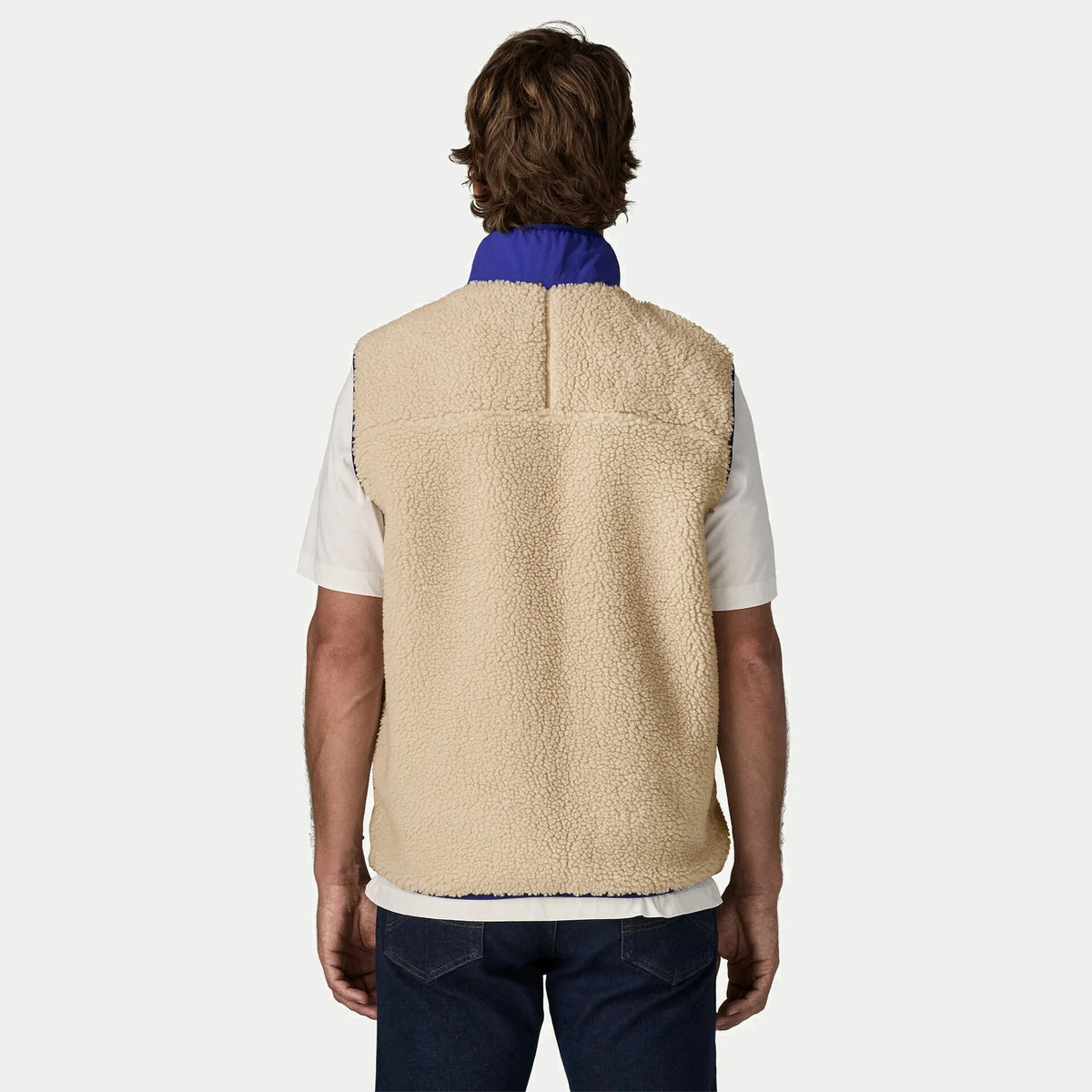 Dos du gilet Retro-X Patagonia en sherpa écru uni, col montant bleu cobalt visible à la nuque