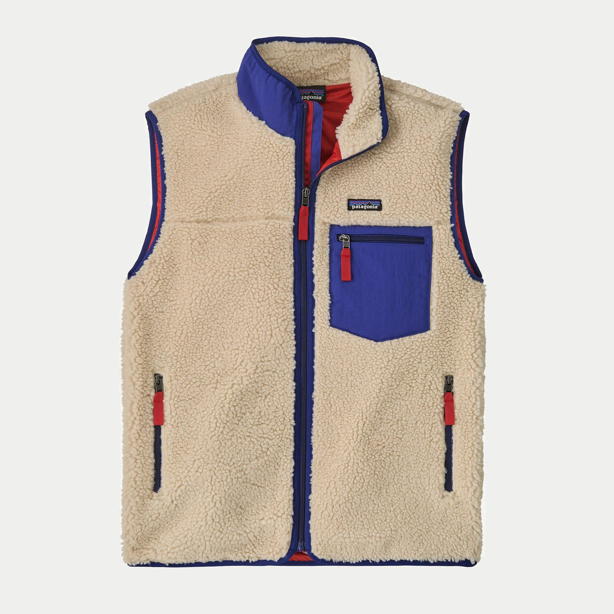 Gilet Retro-X Patagonia à plat de face : polaire sherpa écrue, col et poche poitrine bleu cobalt, tirettes rouges