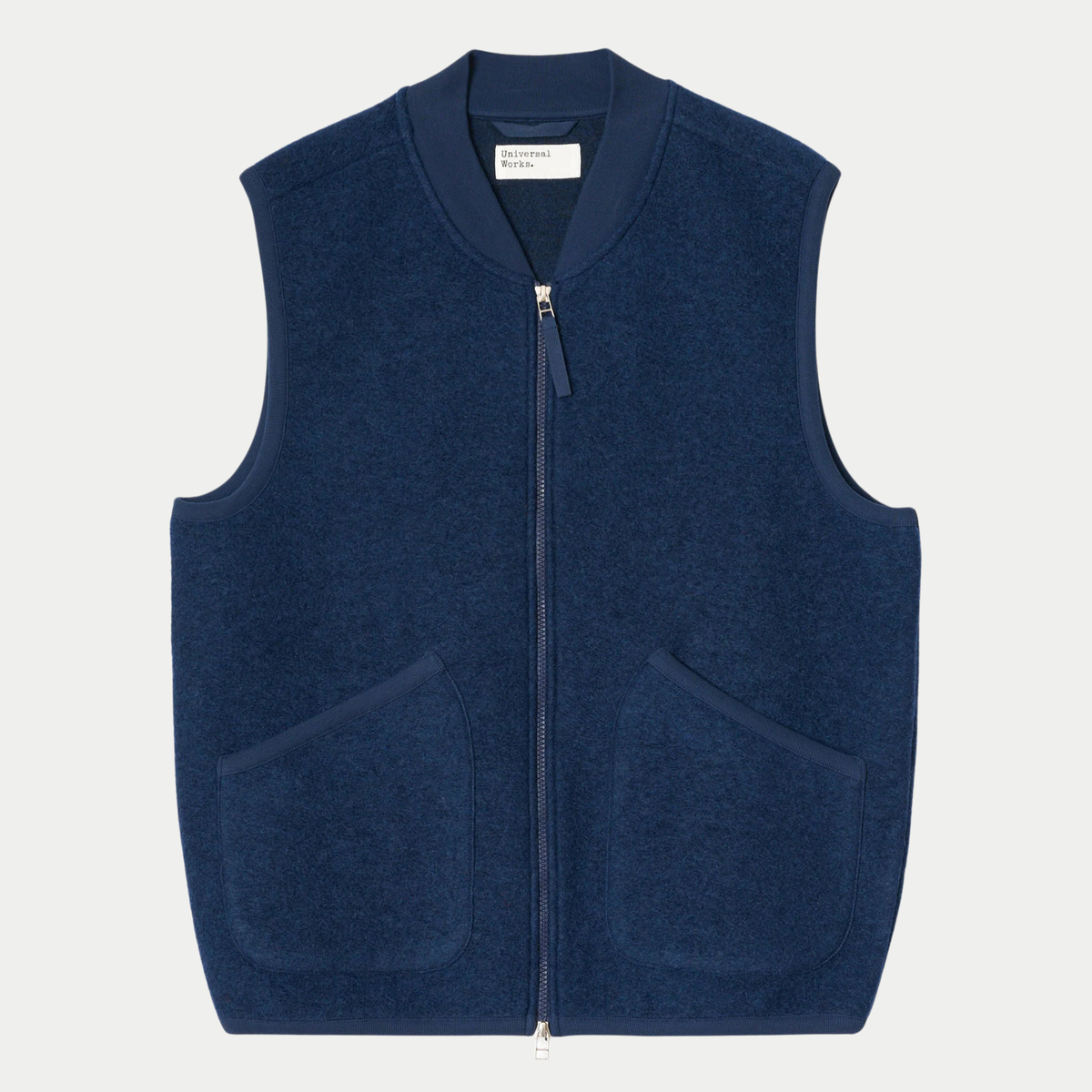 Gilet zippé en Wool Fleece indigo Universal Works, vue de face à plat, col côtelé et poches plaquées en biais
