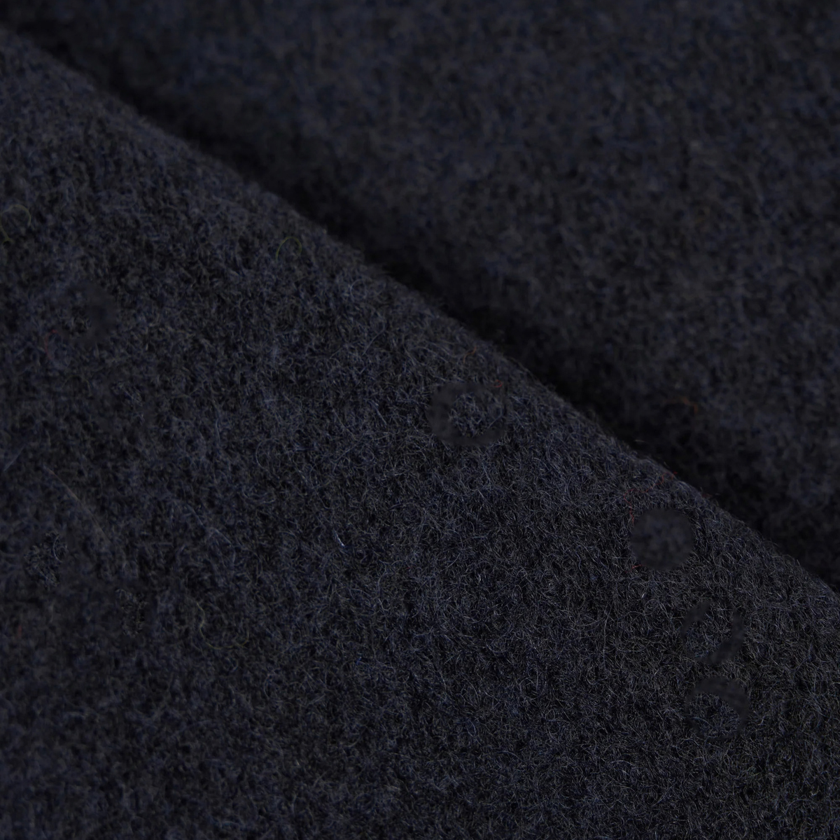 Gros plan sur le Wool Fleece bleu marine au toucher bouclé du gilet zippé Universal Works