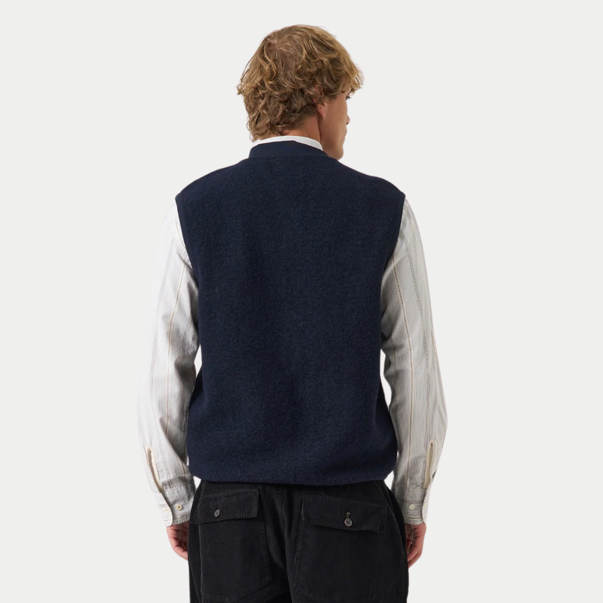 Gilet en Wool Fleece bleu marine Universal Works porté, vue de dos