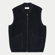 Gilet zippé en Wool Fleece bleu marine Universal Works, vue de face à plat, col côtelé et poches plaquées en biais