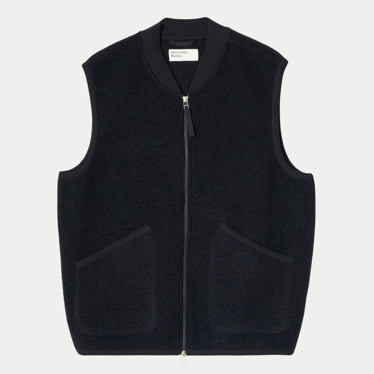 Gilet zippé en Wool Fleece bleu marine Universal Works, vue de face à plat, col côtelé et poches plaquées en biais