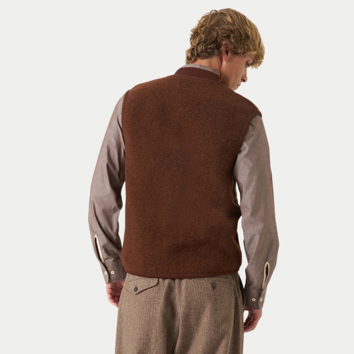 Gilet en Wool Fleece marron Universal Works porté, vue de dos