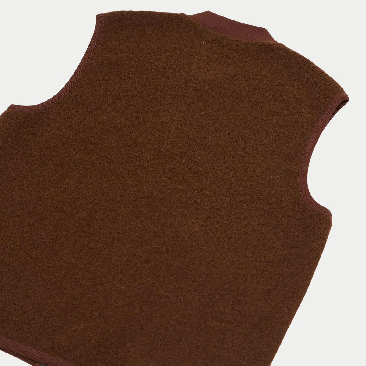 Dos du gilet zippé Universal Works marron à plat, emmanchures bordées de jersey brun rouge