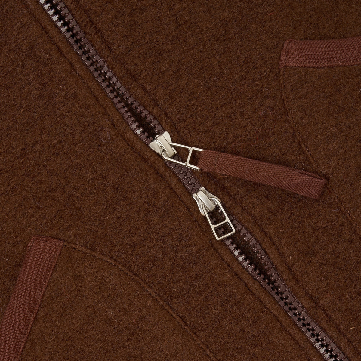 Zip double sens à curseurs métal et tirette en sergé sur le Wool Fleece marron du gilet Universal Works
