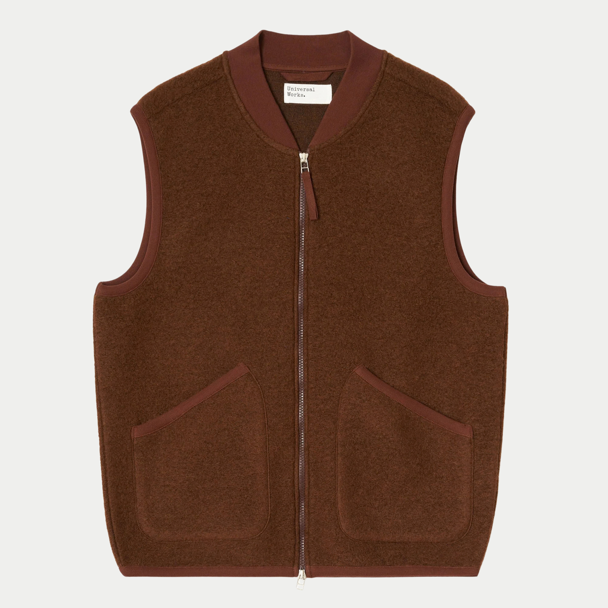 Gilet zippé en Wool Fleece marron Universal Works, vue de face à plat, col côtelé et poches plaquées en biais