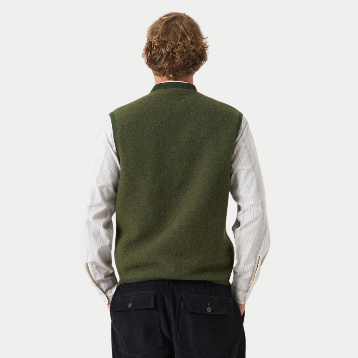 Gilet en Wool Fleece vert olive Universal Works porté, vue de dos