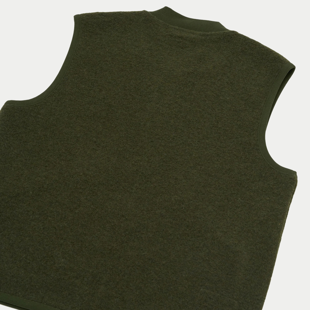 Dos du gilet zippé Universal Works vert olive à plat, emmanchures bordées de jersey ton sur ton