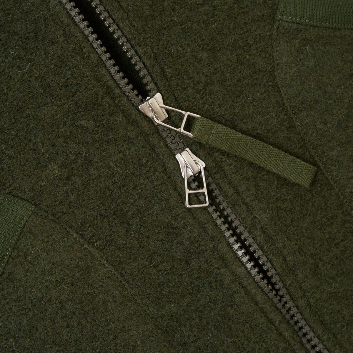 Zip double sens à curseurs métal et tirette en sergé vert sur le Wool Fleece olive du gilet Universal Works
