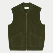 Gilet zippé en Wool Fleece vert olive Universal Works, vue de face à plat, col côtelé et poches plaquées en biais