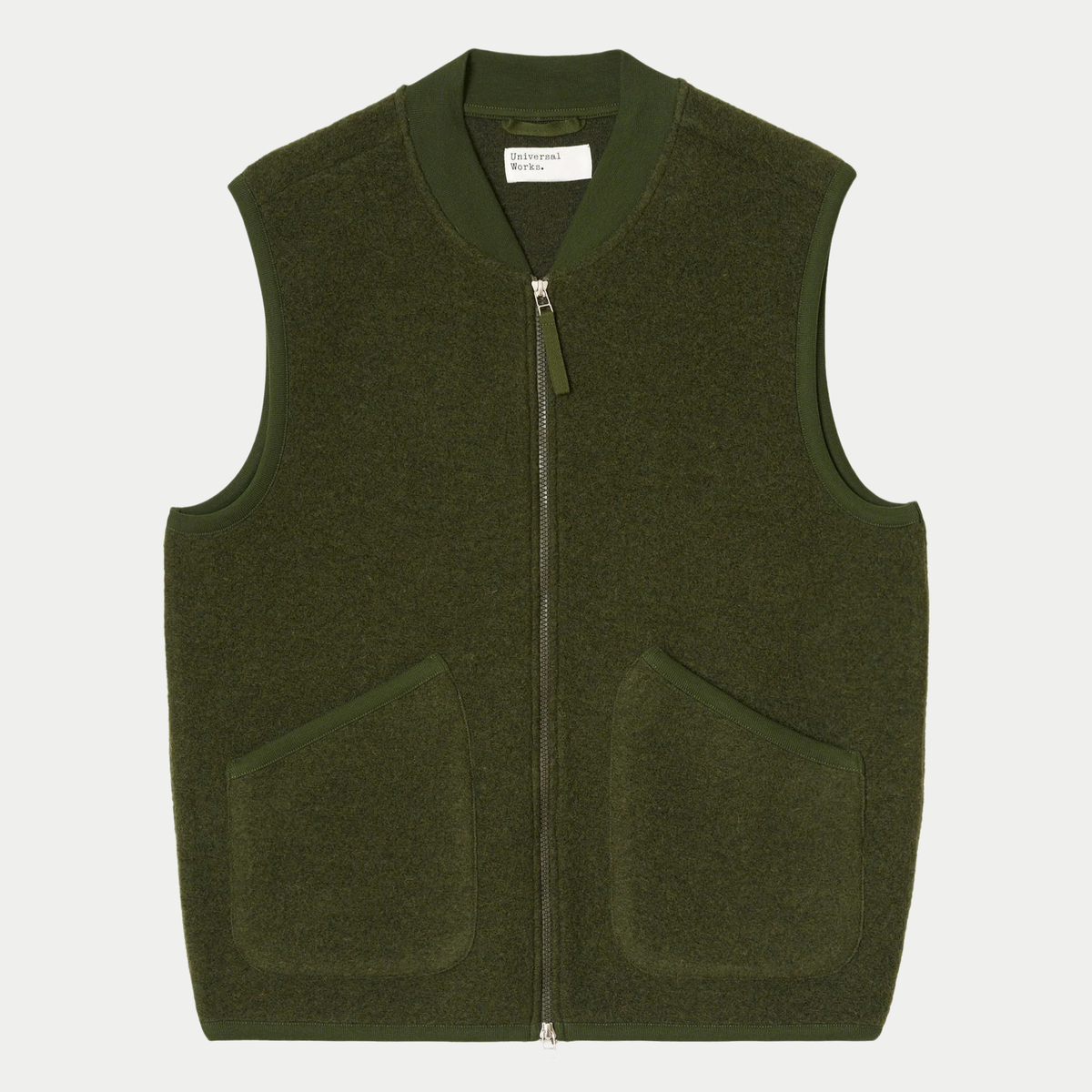 Gilet zippé en Wool Fleece vert olive Universal Works, vue de face à plat, col côtelé et poches plaquées en biais