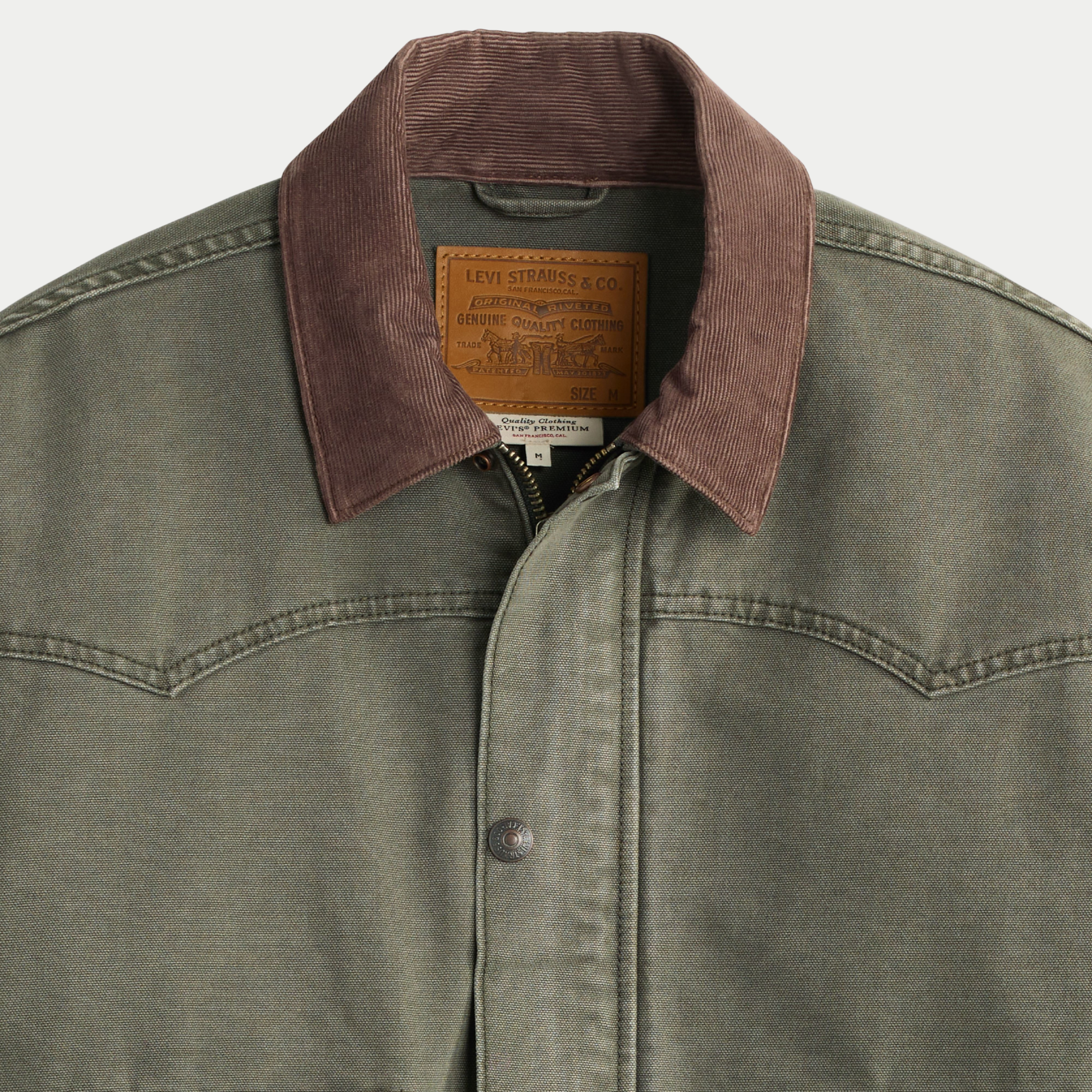 Gros plan sur le col en velours côtelé marron et le patch cuir Levi Strauss