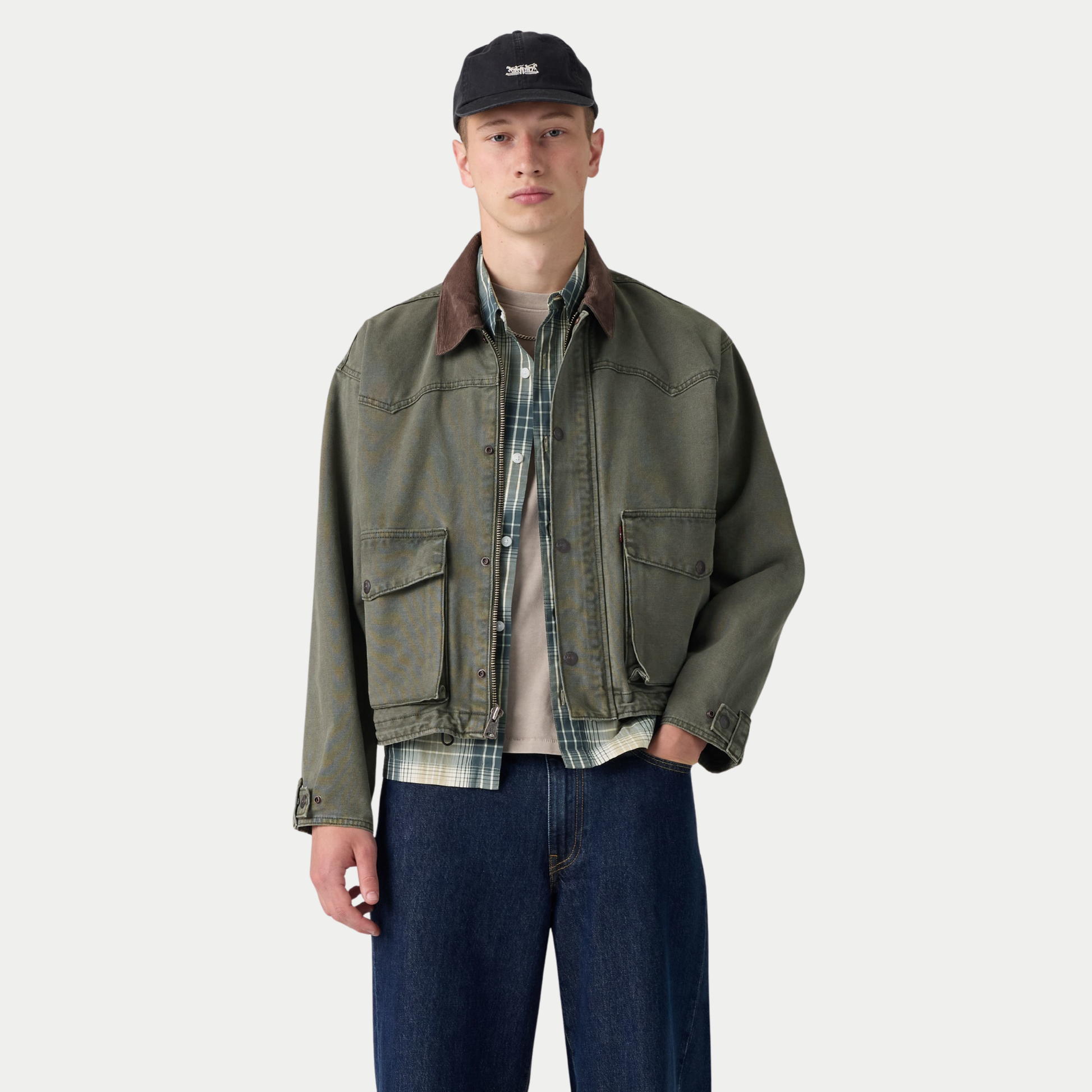 Veste Hilltop Levi's kaki portée de face, coupe relaxed et courte