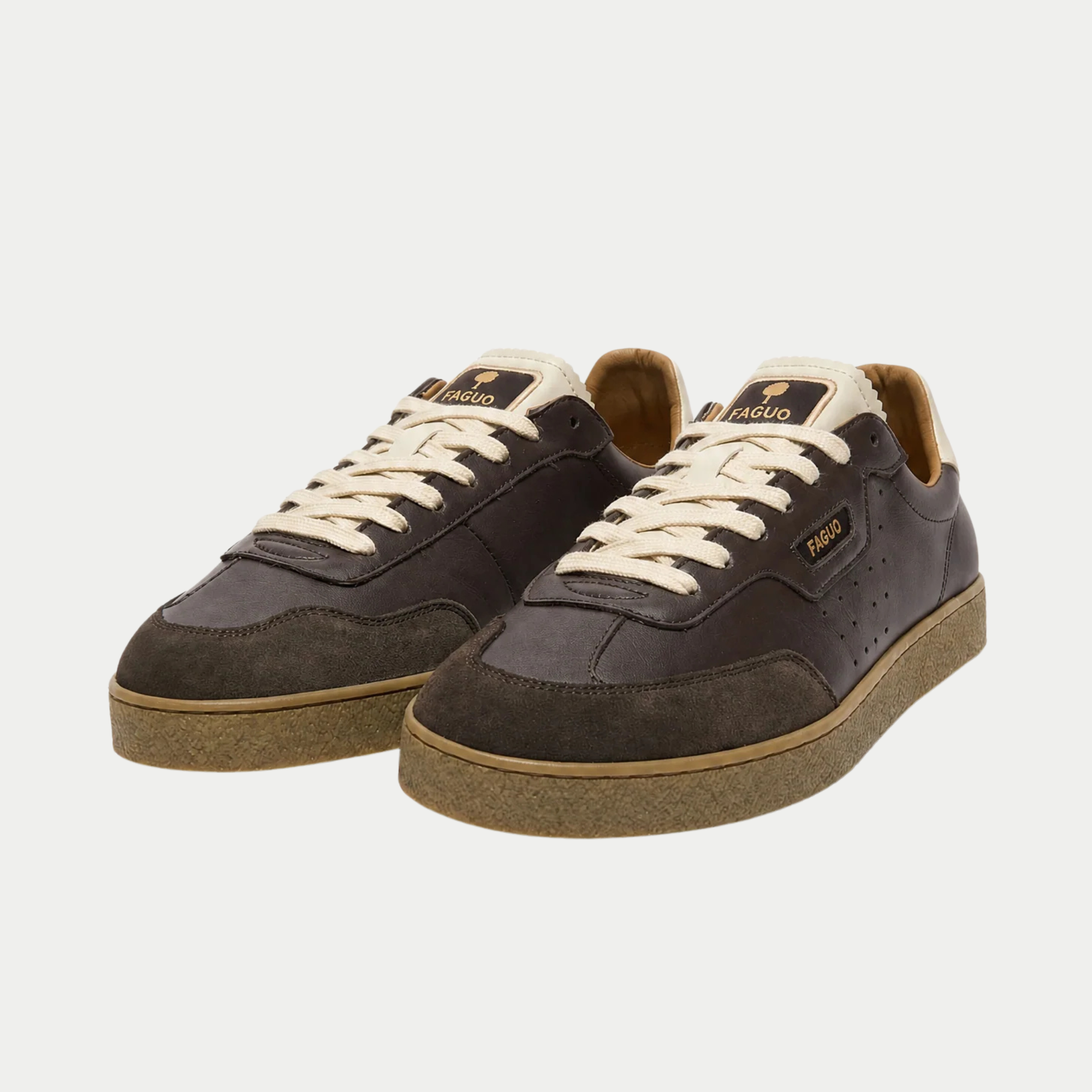 Paire de baskets Lumbo Faguo chocolat vue de face, lacets ronds écrus