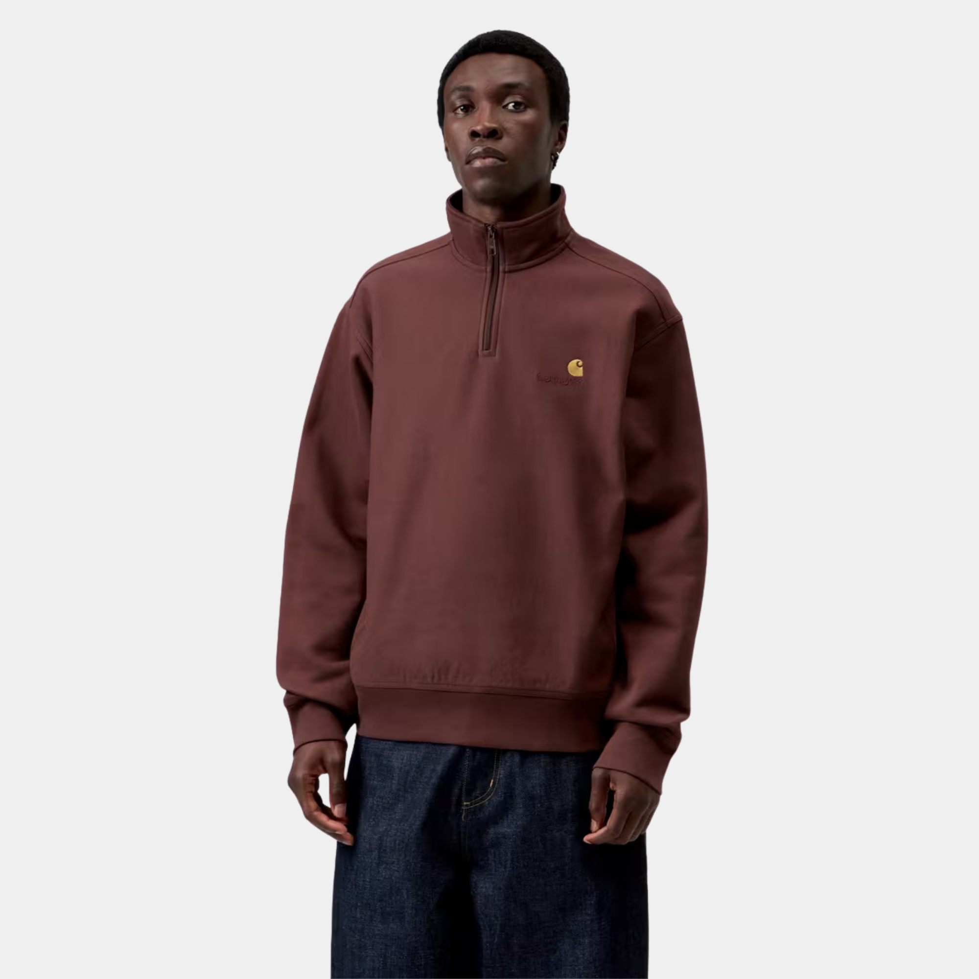 Sweat Half Zip American Script Carhartt WIP bordeaux porté de face, logo script brodé ton sur ton et C doré