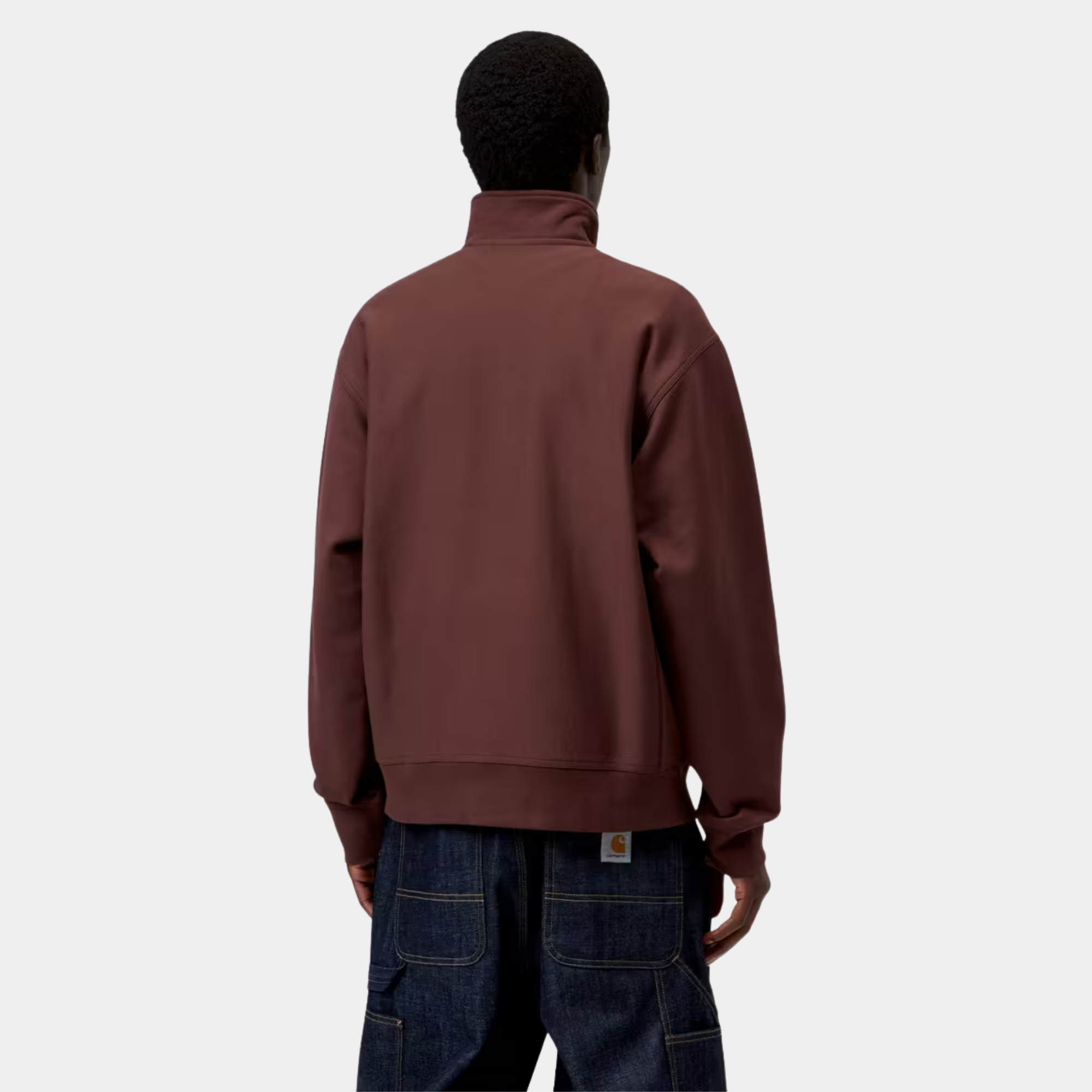 Sweat Half Zip American Script Carhartt WIP bordeaux porté de dos, coupe ample, épaules tombantes