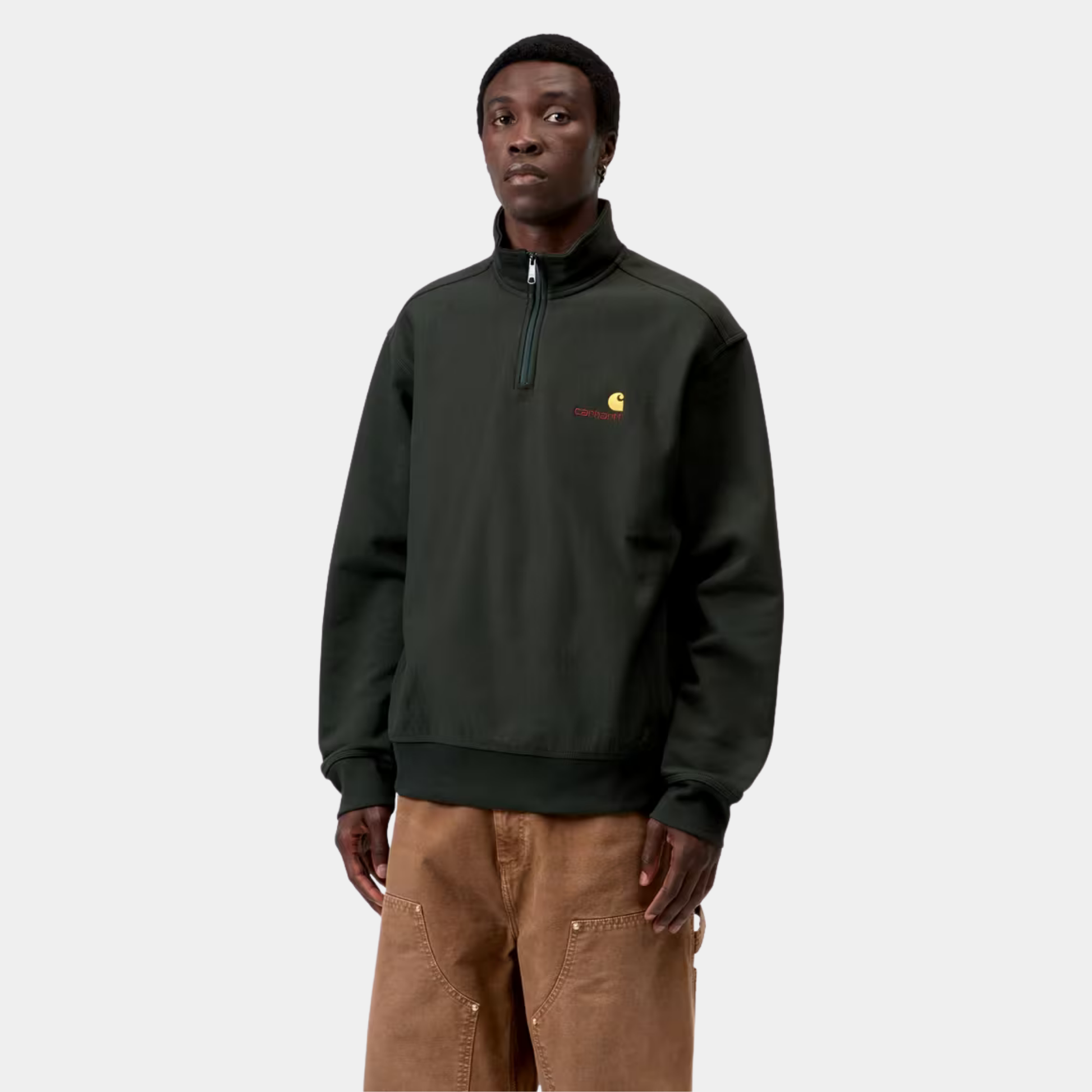 Sweat Half Zip American Script Carhartt WIP vert foncé porté de face, coupe ample et carrée, col zippé remonté