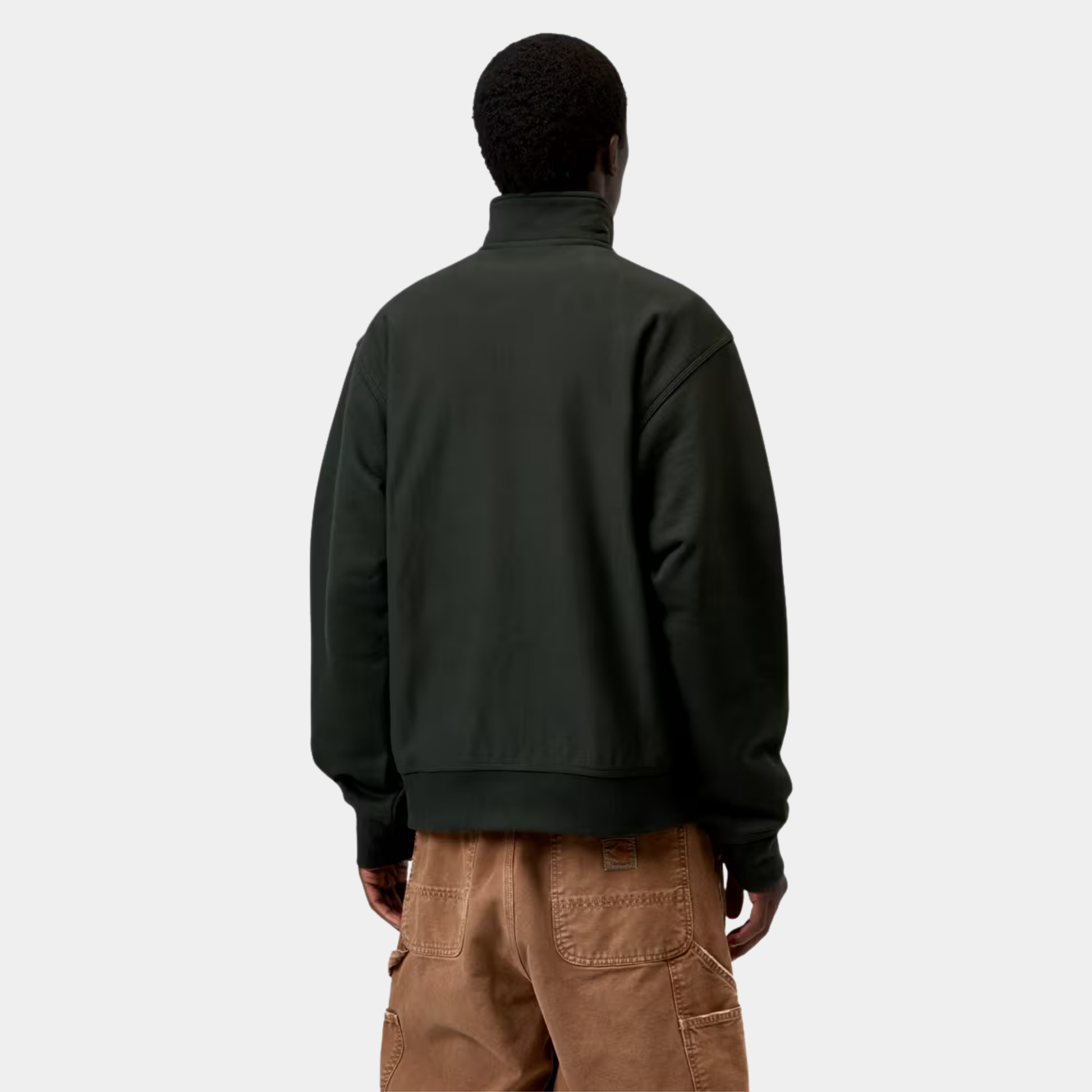 Sweat Half Zip American Script Carhartt WIP vert foncé porté de dos, épaules tombantes et emmanchures basses