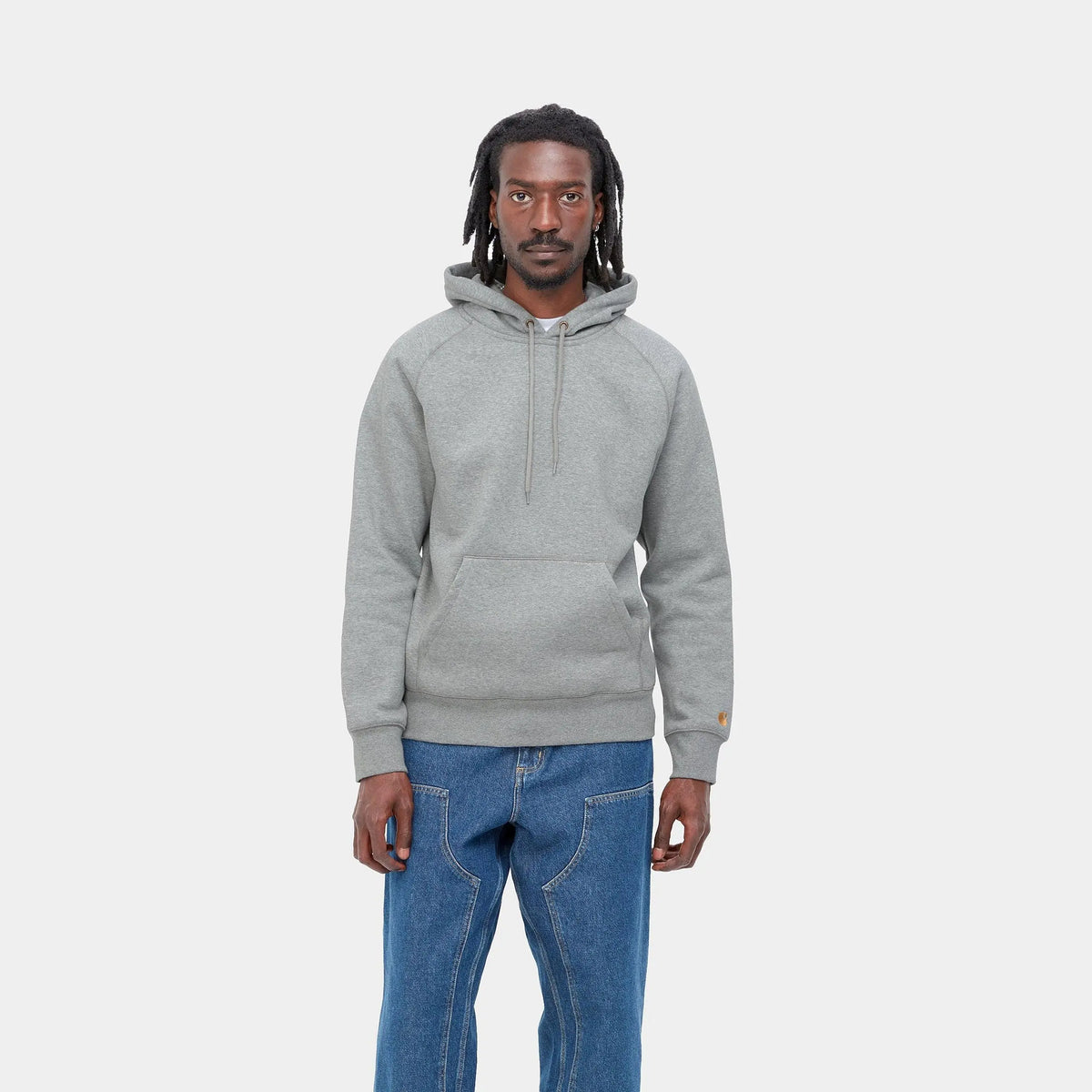 Sweat à capuche Chase Carhartt WIP Grey Heather porté de face, gris moyen chiné et poche ventrale ouverte