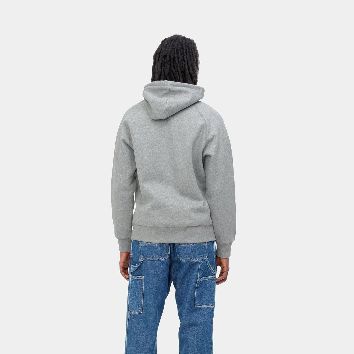 Hoodie Chase Grey Heather vu de dos porté, capuche à plat, coutures raglan et bas en bords-côtes gris chiné