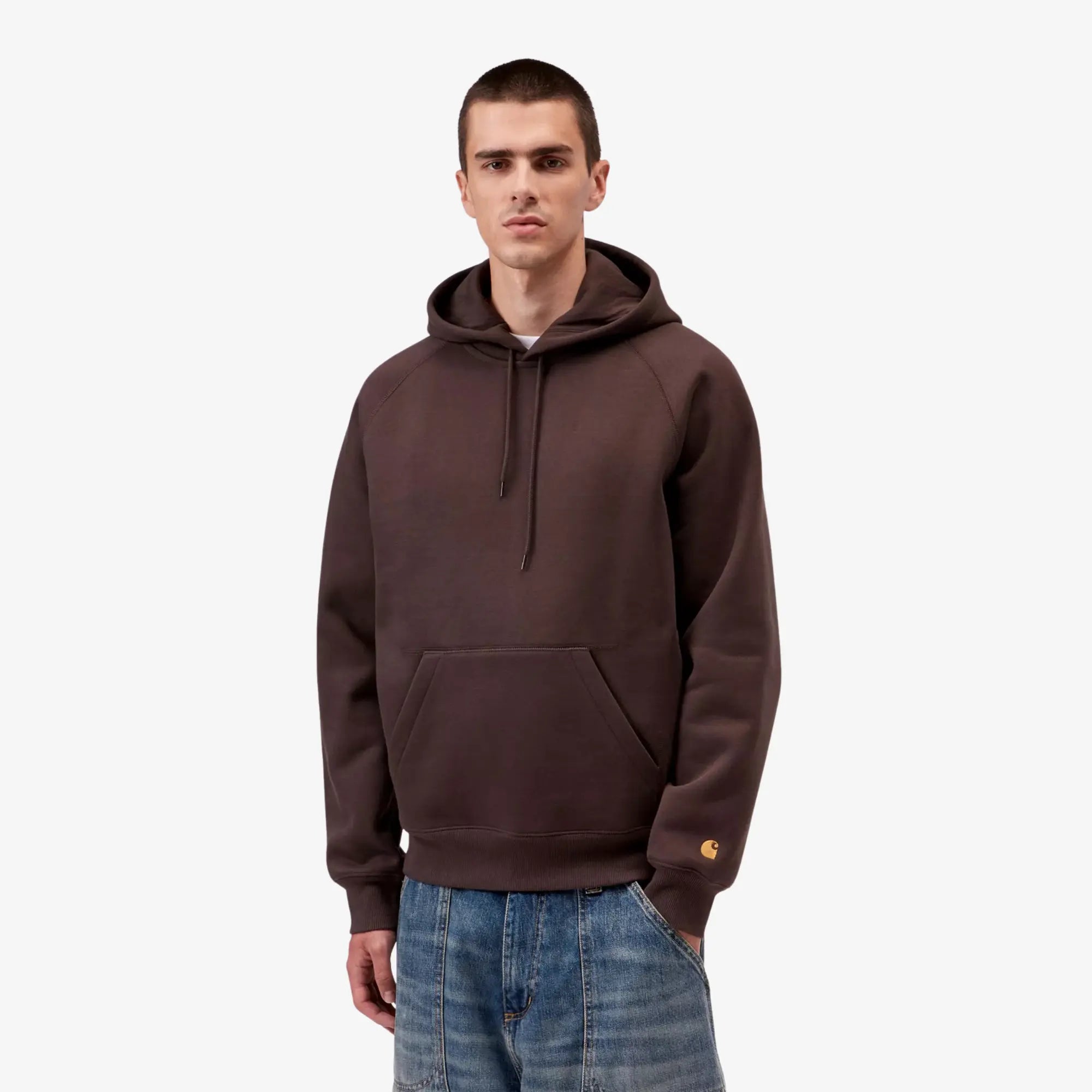 Homme portant le sweat à capuche Carhartt WIP Chase Palisander brun bordeaux, capuche à cordon et poche kangourou