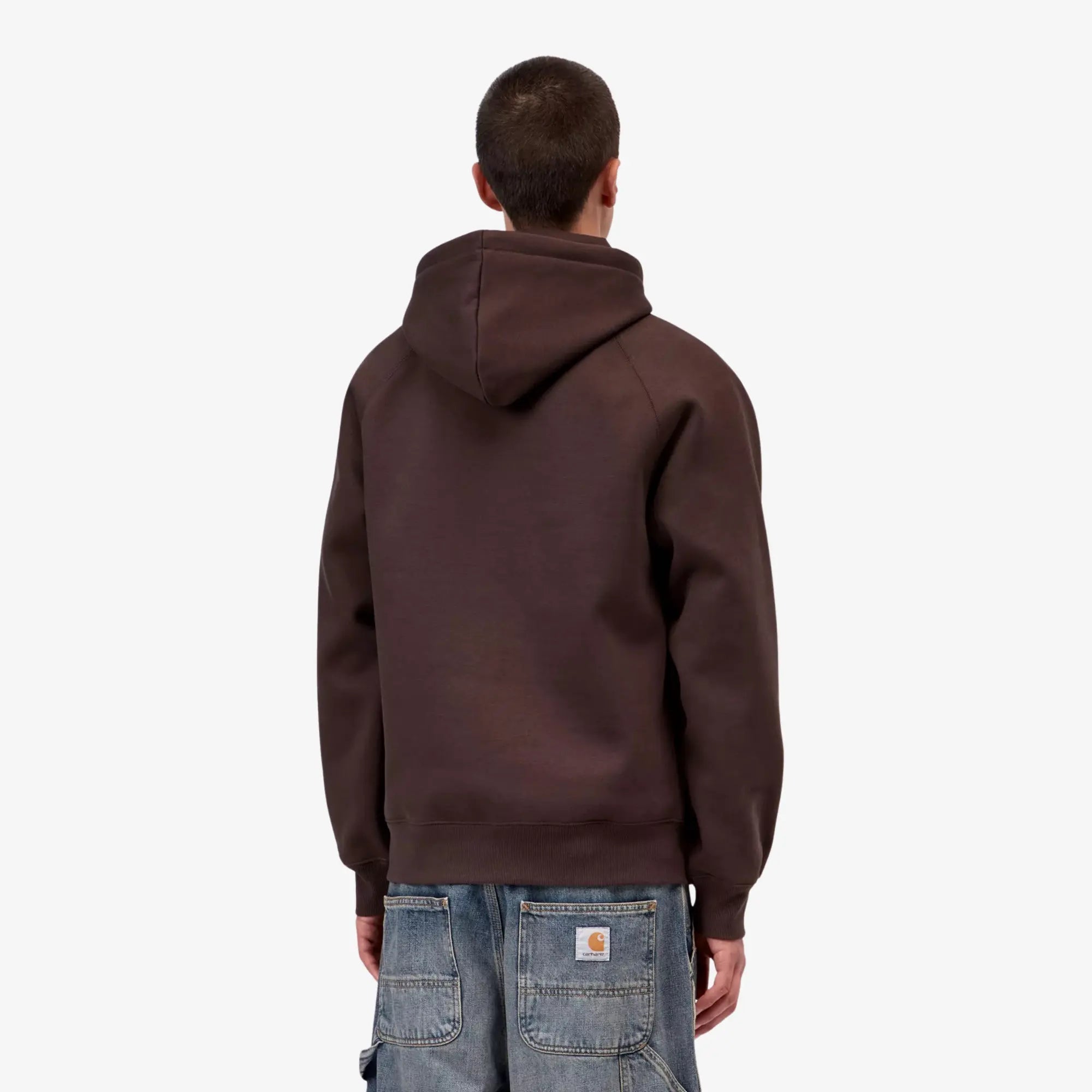 Sweat à capuche Chase Carhartt WIP Palisander brun bordeaux porté de dos par un homme
