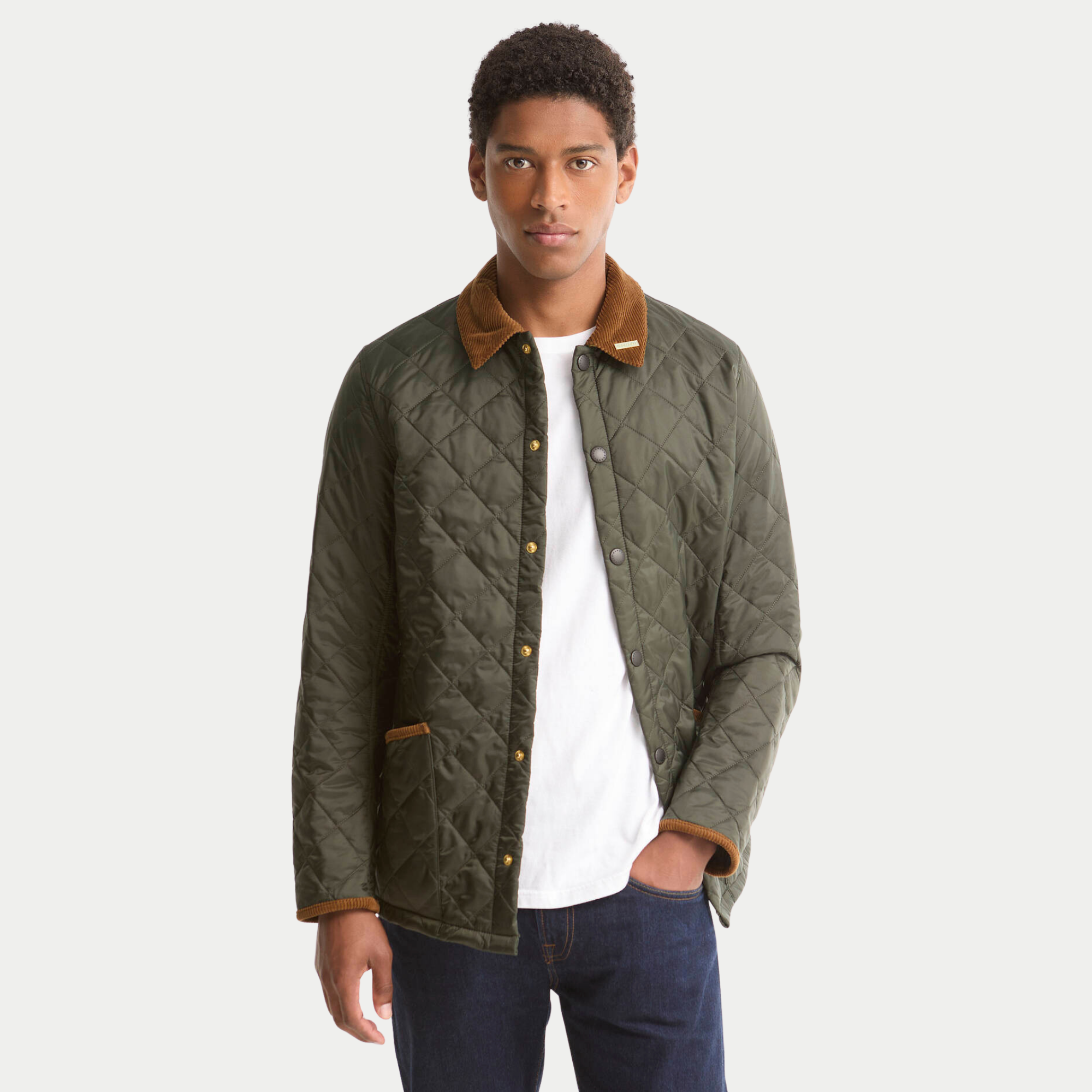 Veste Icons Heritage Liddesdale vert olive Barbour portée ouverte sur un t-shirt blanc, bordures en velours côtelé fauve