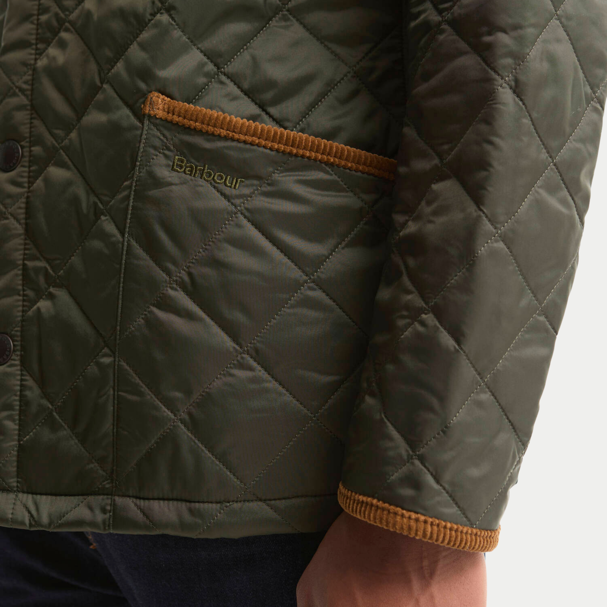 Poche bordée de velours côtelé fauve et poignet côtelé de la veste Liddesdale Sage Barbour, broderie tonale Barbour