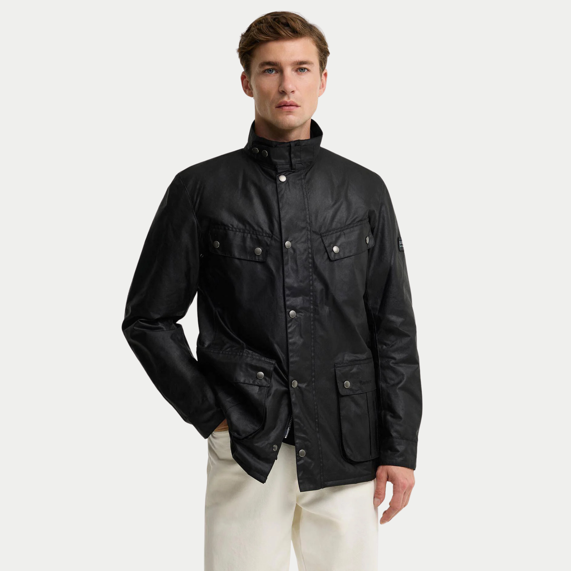 Veste cirée Duke noire Barbour International portée fermée de face, écusson brodé sur la manche gauche