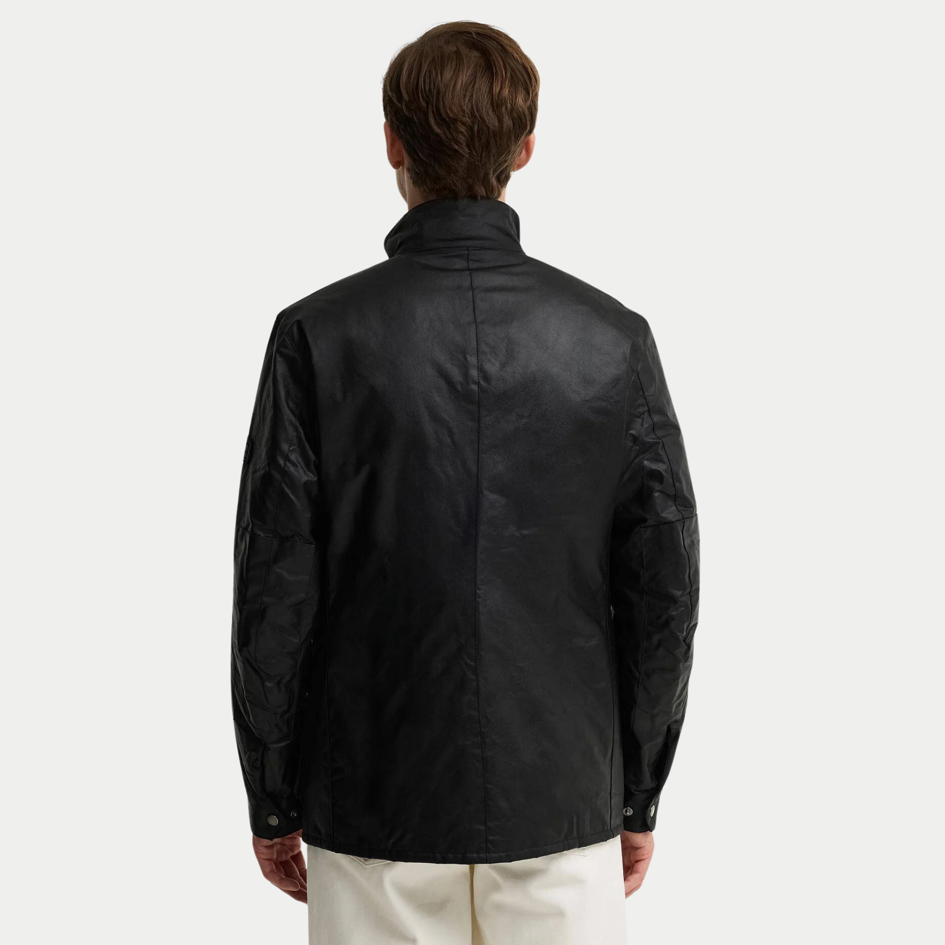 Veste cirée Duke noire Barbour International vue de dos, couture centrale, empiècements aux coudes et poignets à pression