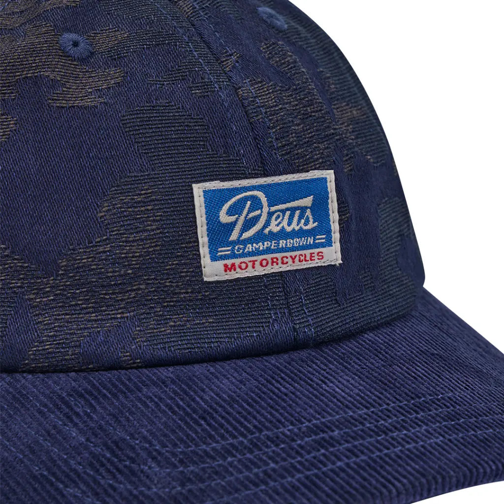Gros plan du patch tissé bleu et du camouflage ton sur ton sur l'Idaho Cap bleu marine