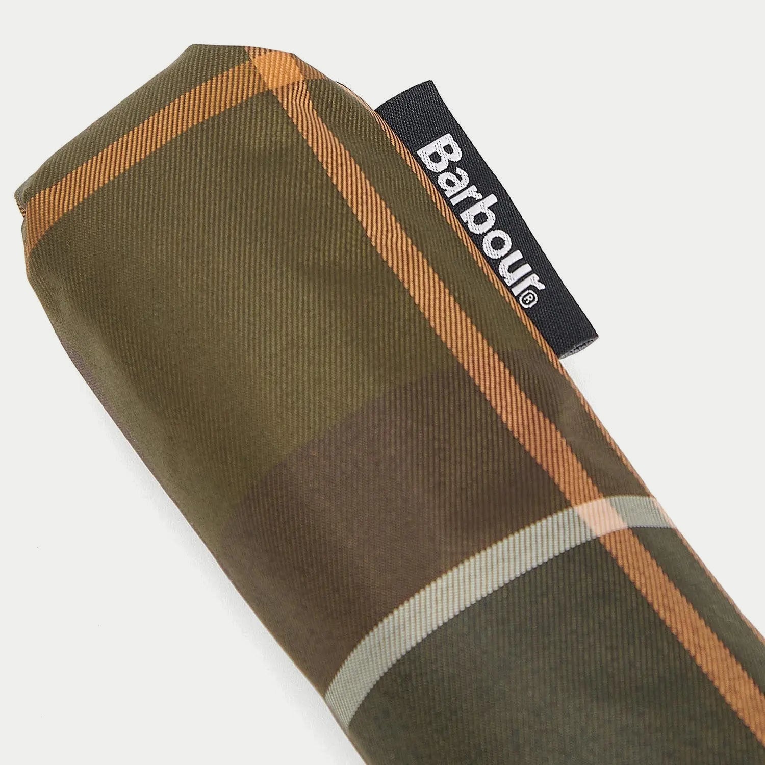 Détail de la housse tartan olive à filets orange et blancs du mini parapluie Barbour, étiquette drapeau tissée