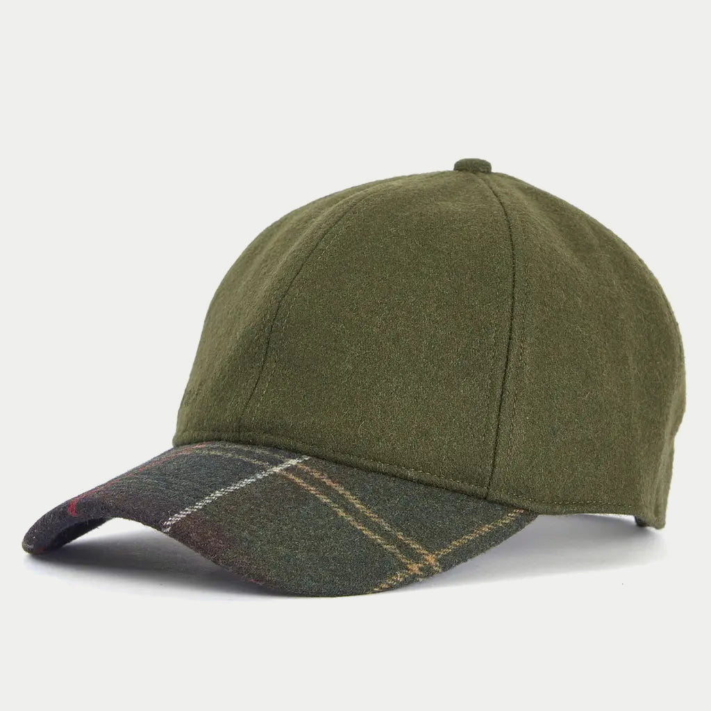 Casquette Roker Barbour de profil, calotte en laine olive et visière en tartan à filets rouges