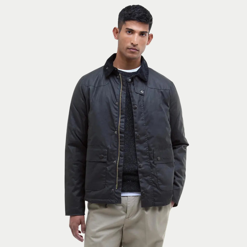 Veste Reelin Marine Barbour - portée ouverte sur un pull marine et un pantalon beige