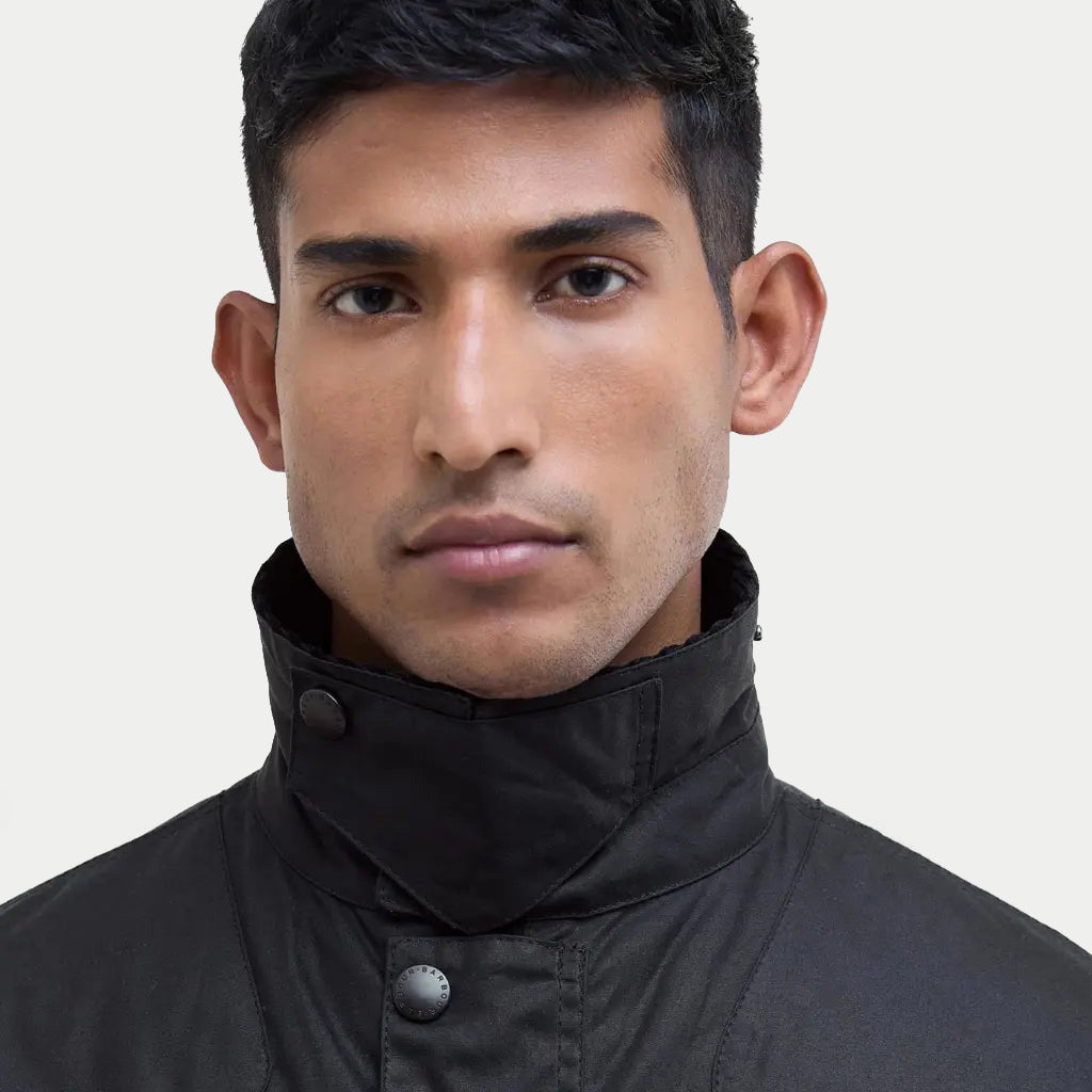 Veste Reelin Marine Barbour - col relevé et fermé par sa pression, vue de face