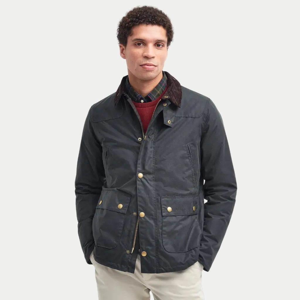 Veste Reelin Sage Barbour - portée ouverte sur un pull rouge et un pantalon beige