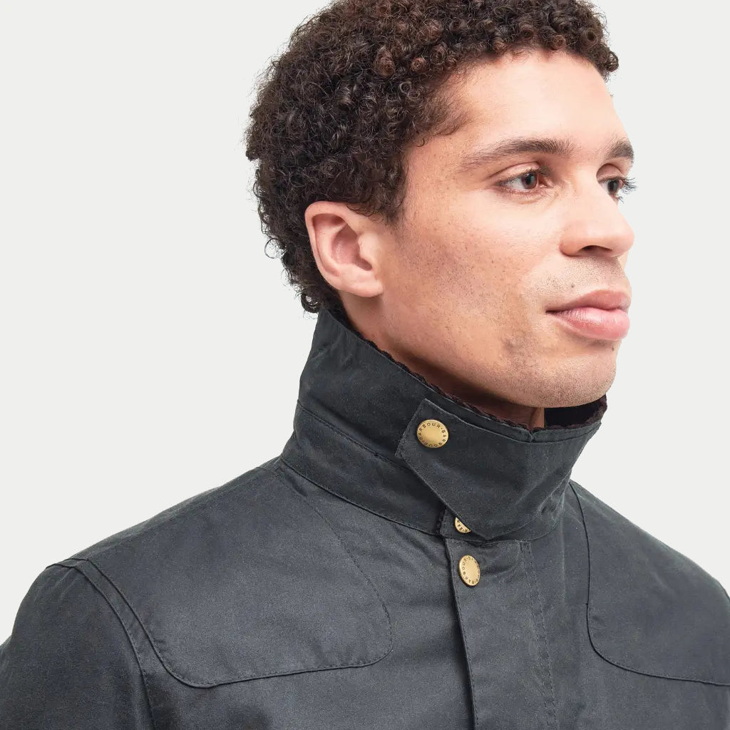 Veste Reelin Sage Barbour - col relevé fermé par deux pressions laiton, porté de profil