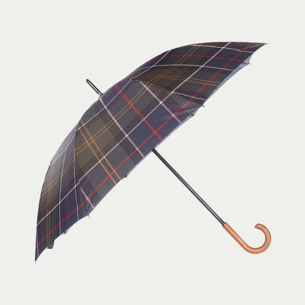 Parapluie Walker Barbour ouvert de trois quarts, tartan olive à carreaux marine et filets rouge, poignée courbée en bois
