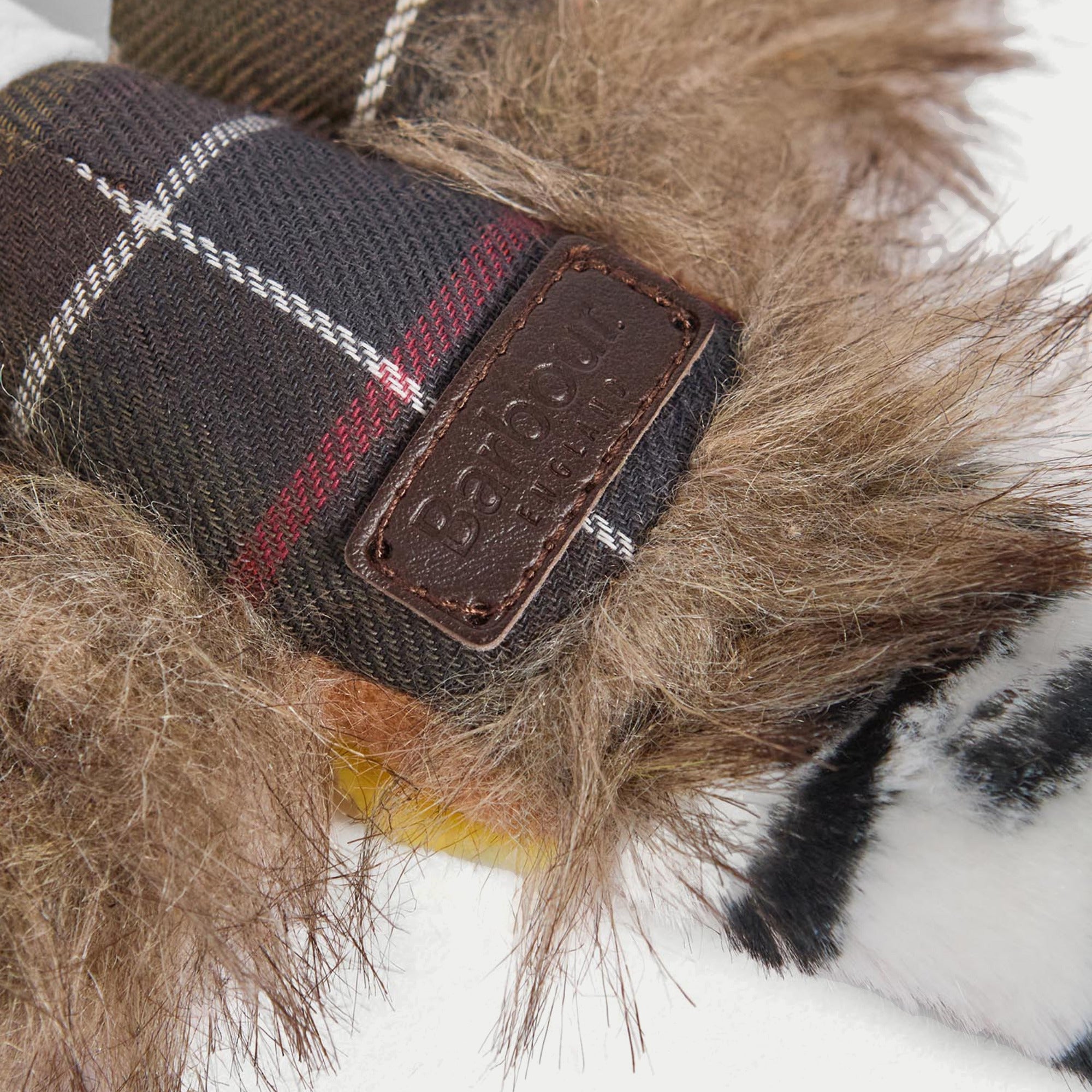 Porte-clés Faisan Barbour - gros plan du patch cuir Barbour sur le dos en tartan