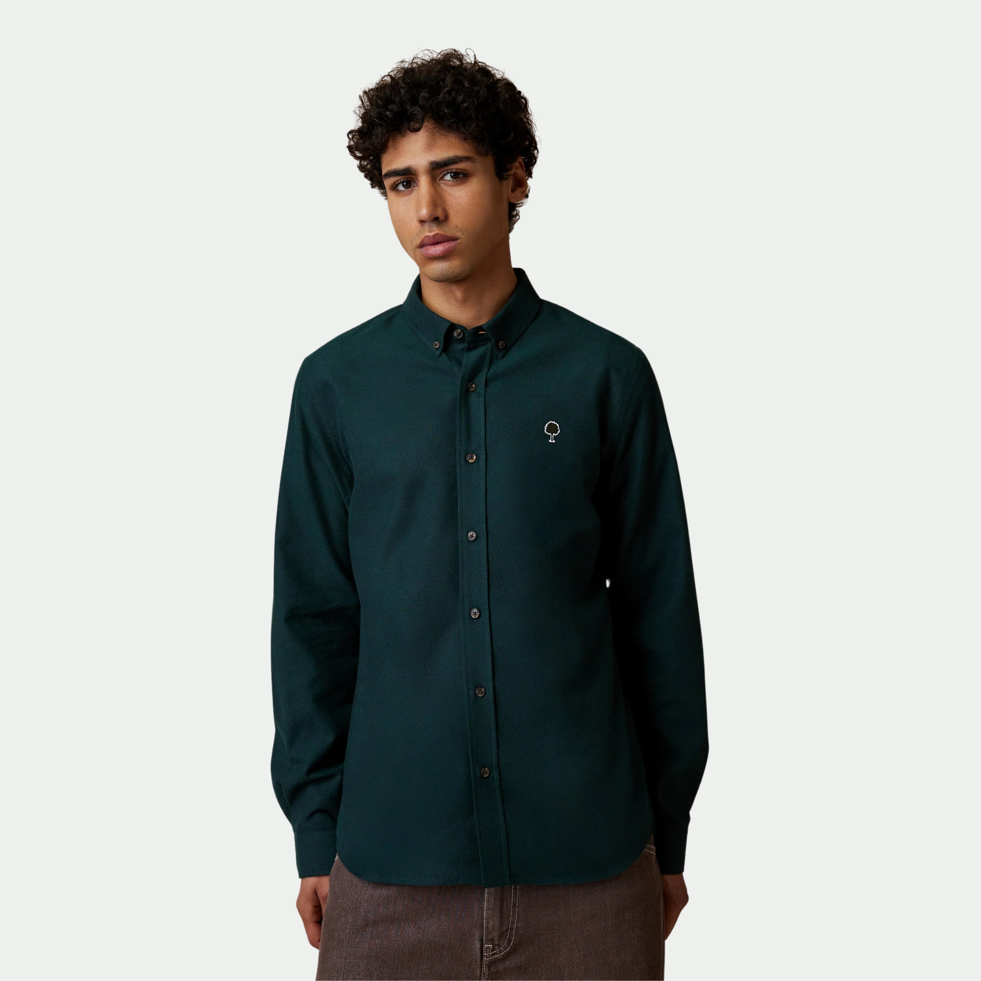 Chemise Ivoy Faguo vert foncé portée boutonnée sur un jean marron, vue de face