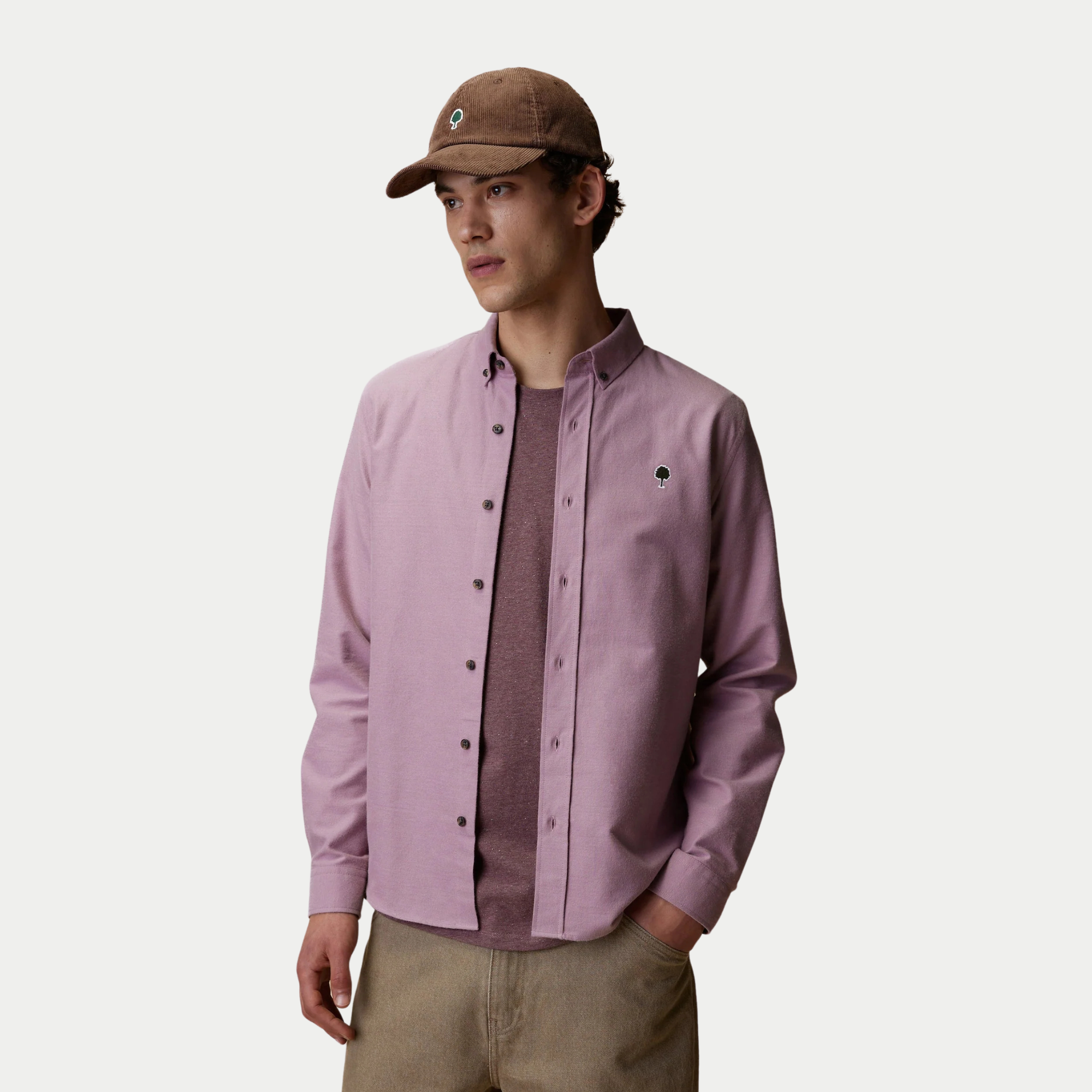 Chemise Ivoy mauve Faguo - portée ouverte sur un t-shirt, vue de trois-quarts, manches retroussées