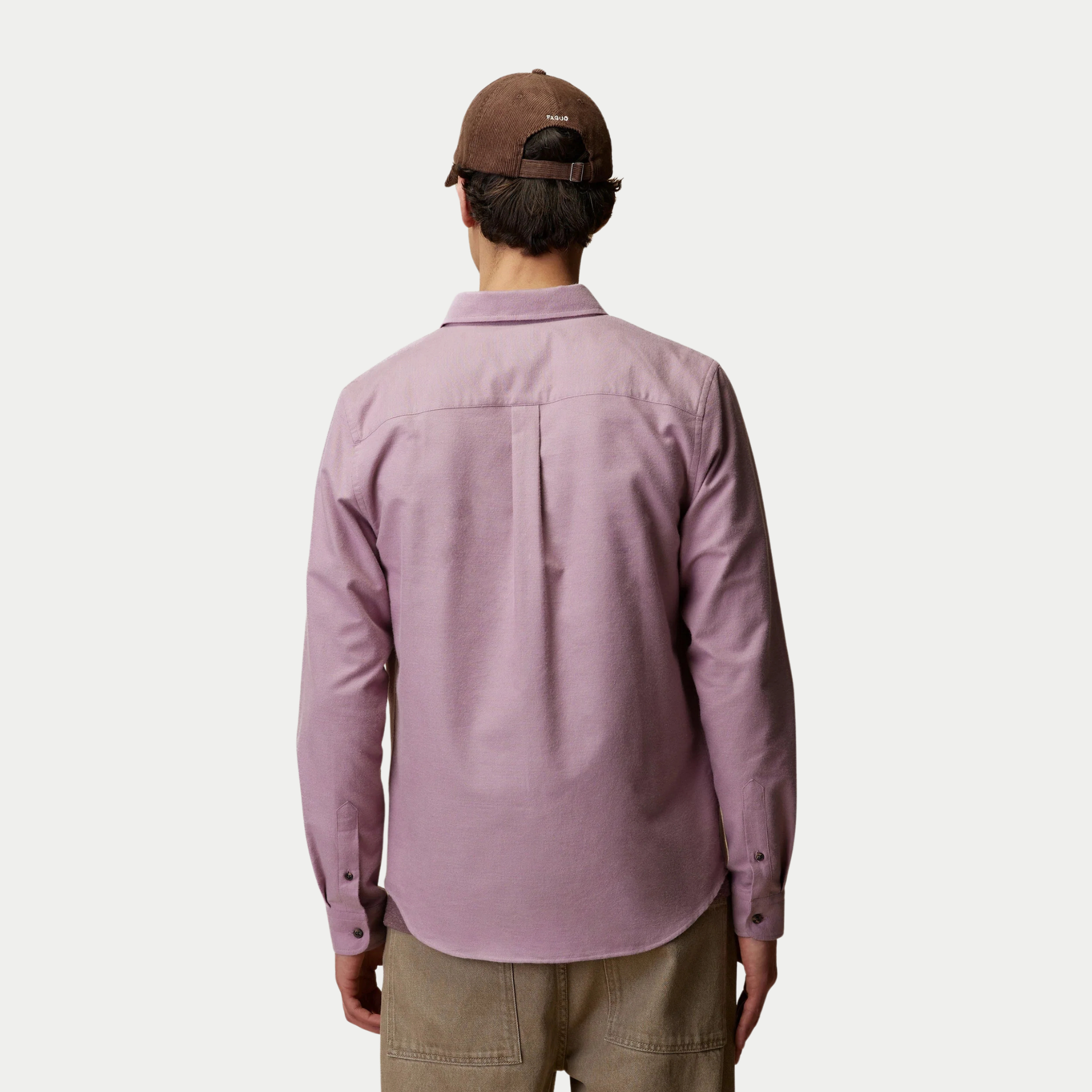 Chemise Ivoy mauve Faguo - vue de dos, empiècement d’épaule, pli plat central et poignets boutonnés