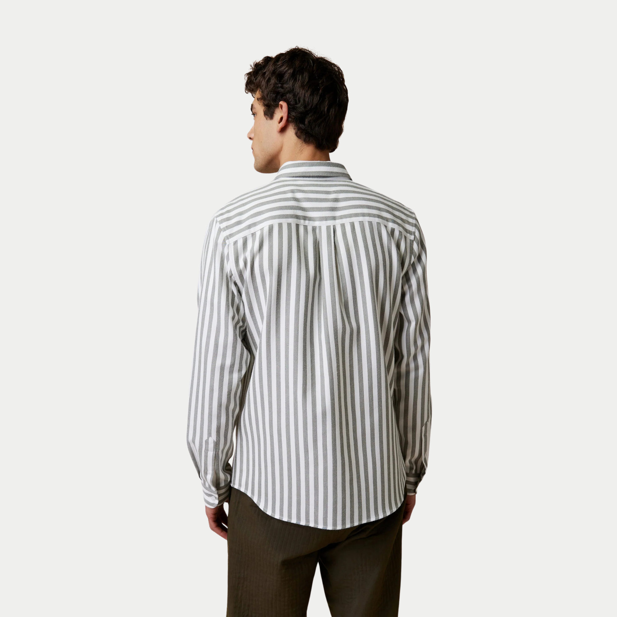 Dos de la chemise Ivoy Faguo rayée kaki et écru : empiècement d'épaule et pli plat central
