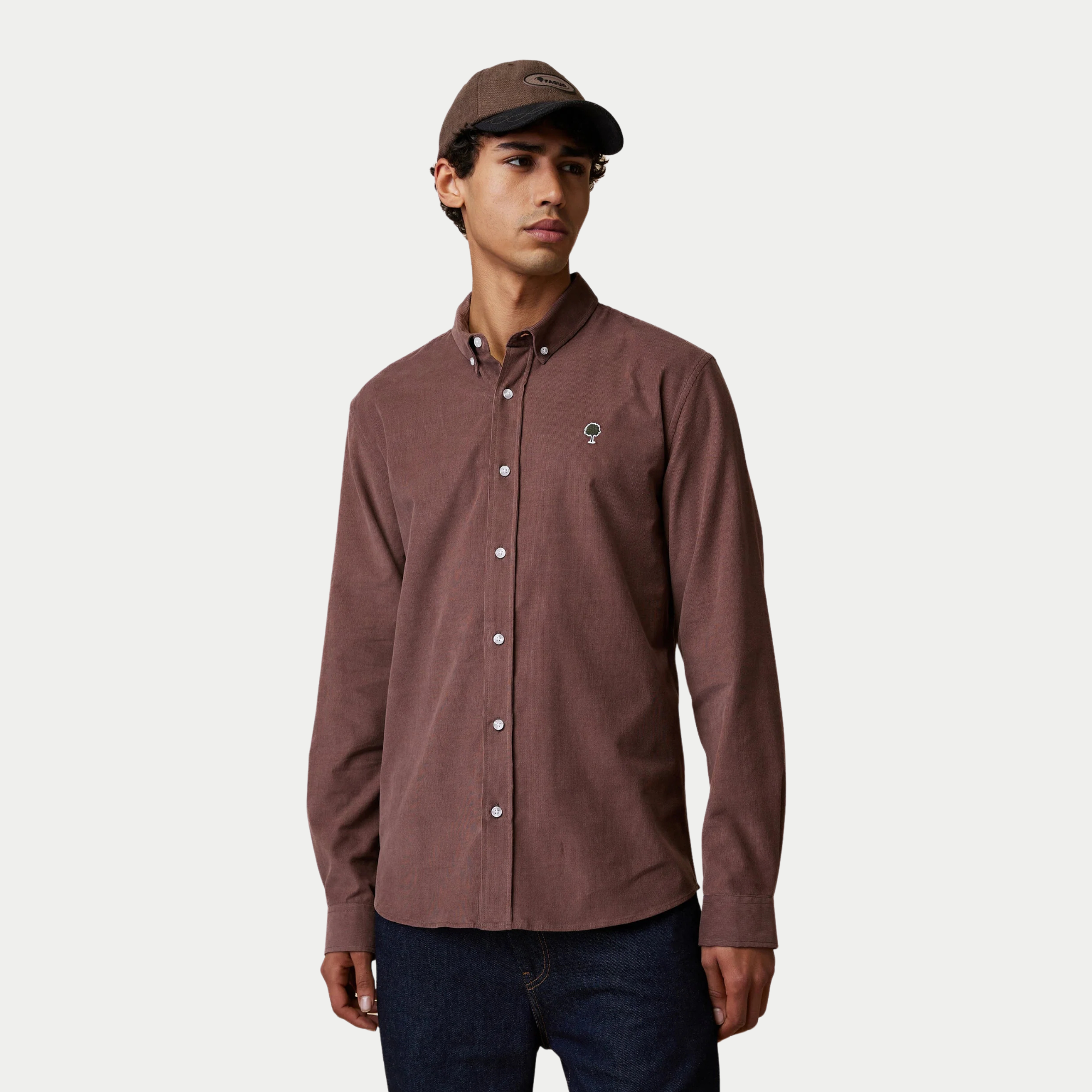 Chemise Ivoy Velours Faguo violet grisé portée boutonnée sur un jean brut, vue de face