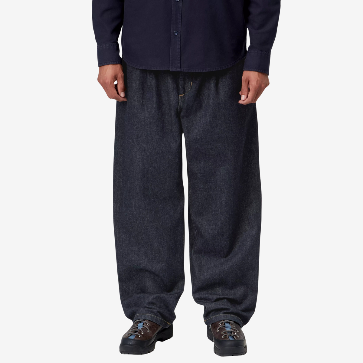 Jace Pant Blue Rinsed porté de face, jambe ample qui se resserre légèrement vers le bas, indigo sombre uniforme