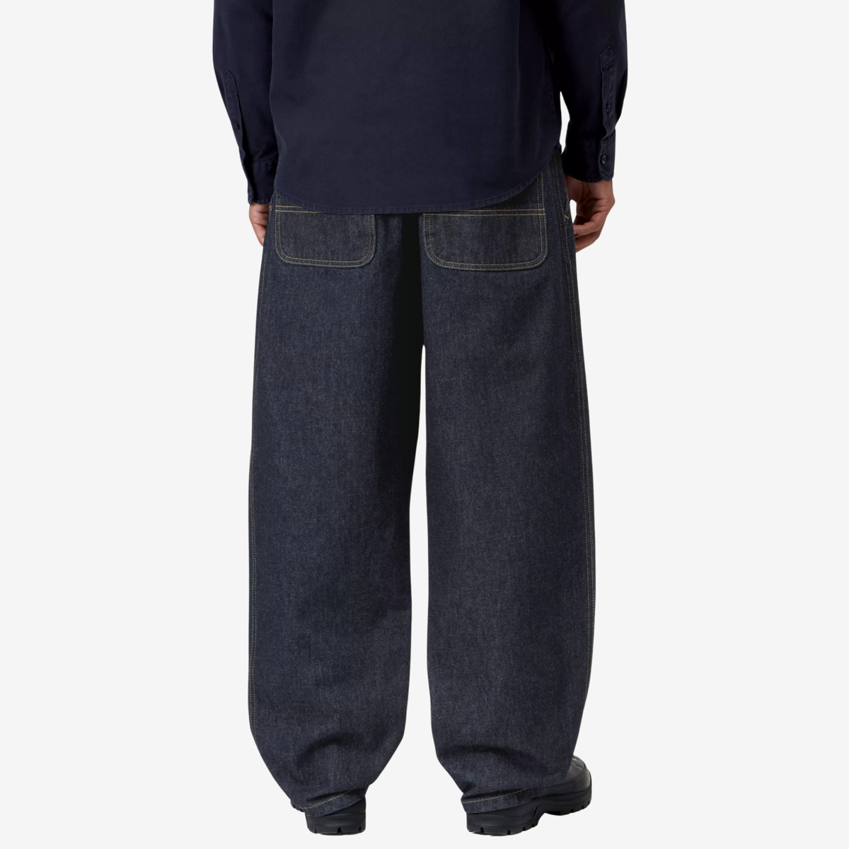 Jace Pant Blue Rinsed porté de dos, poches arrière plaquées surpiquées et volume loose de la jambe